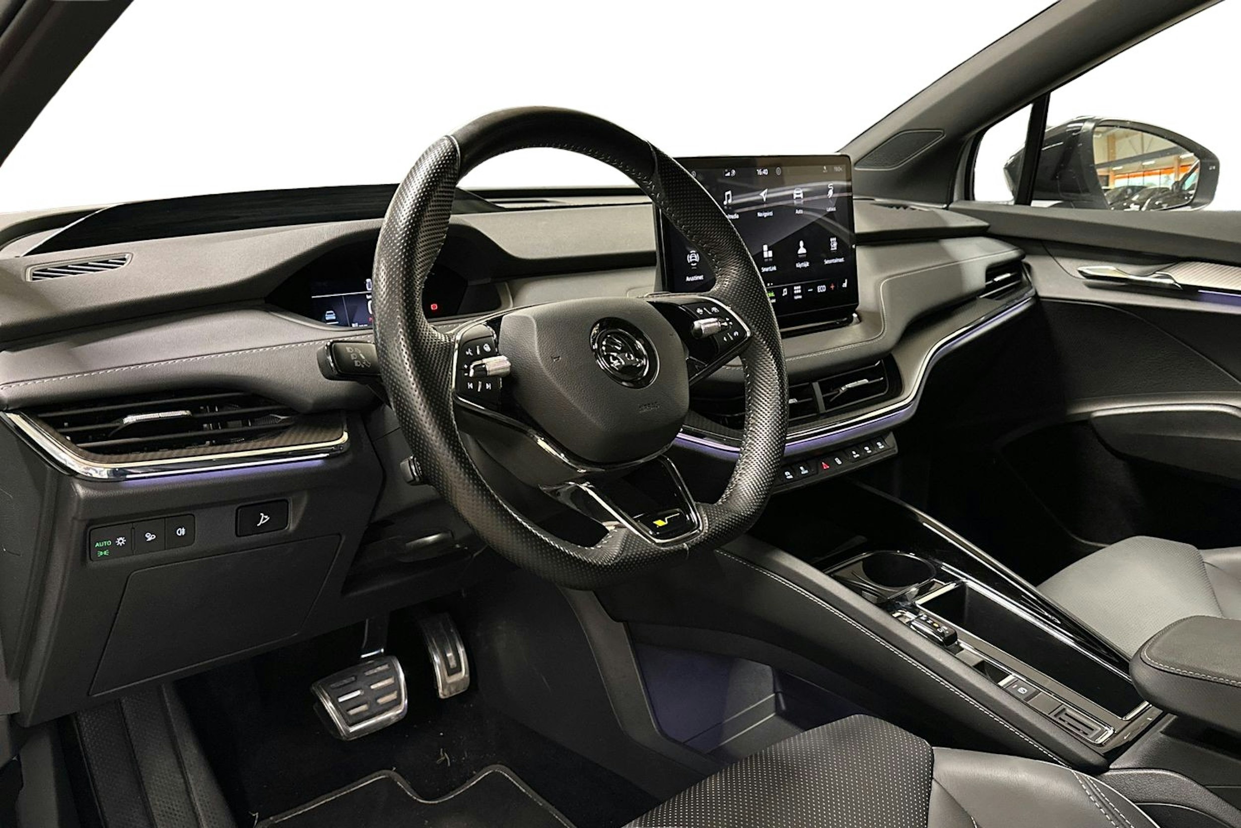 valkoinen Skoda Enyaq 2023 kuva 3.