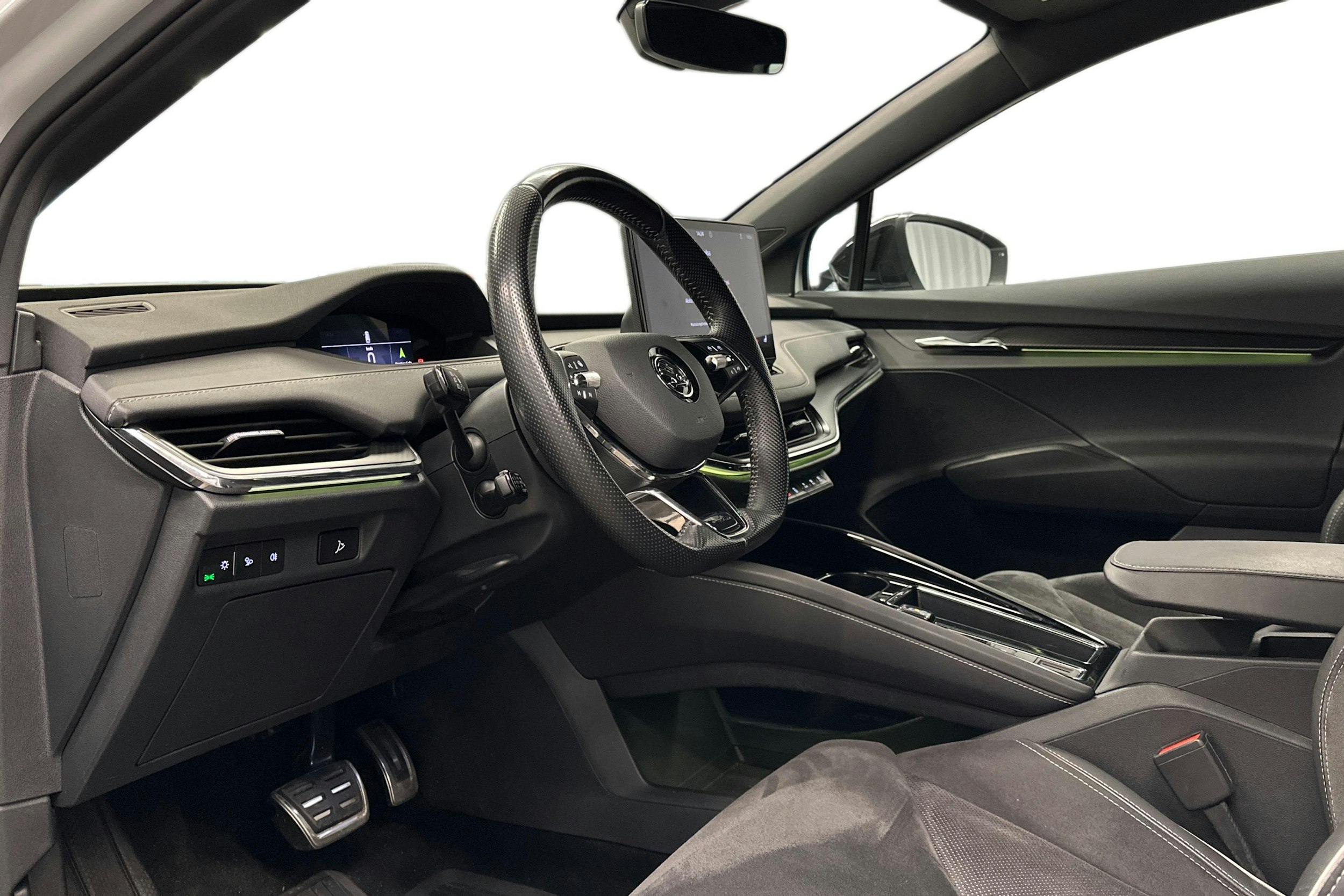 valkoinen Skoda Enyaq 2023 kuva 6.
