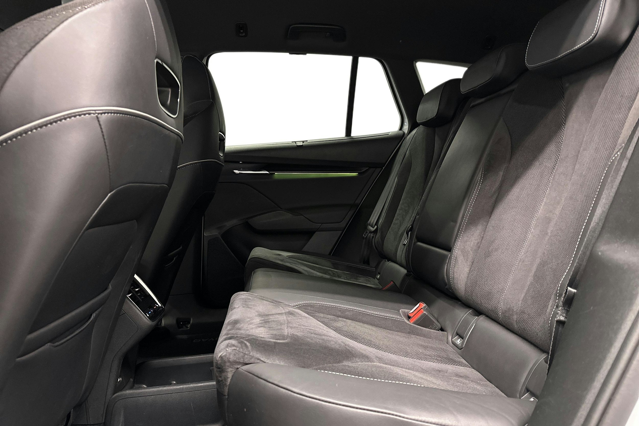 valkoinen Skoda Enyaq 2023 kuva 8.