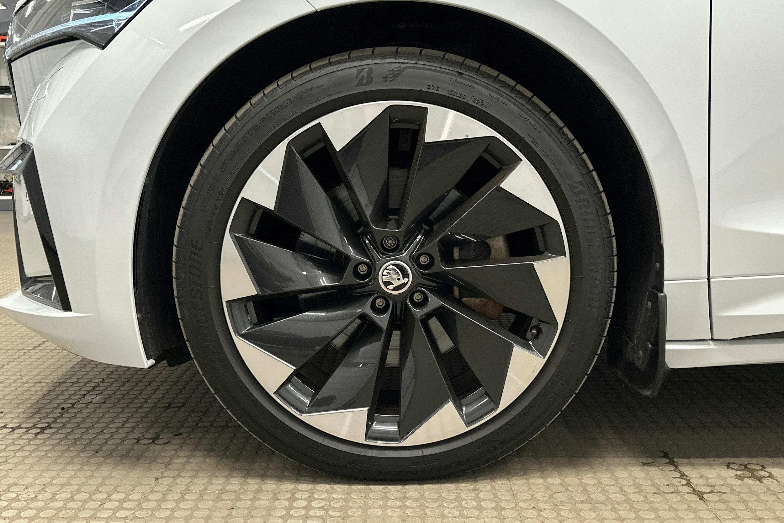 valkoinen Skoda Enyaq 2023 kuva 9.