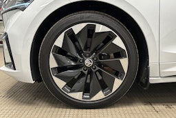 valkoinen Skoda Enyaq 2023 kuva 9.