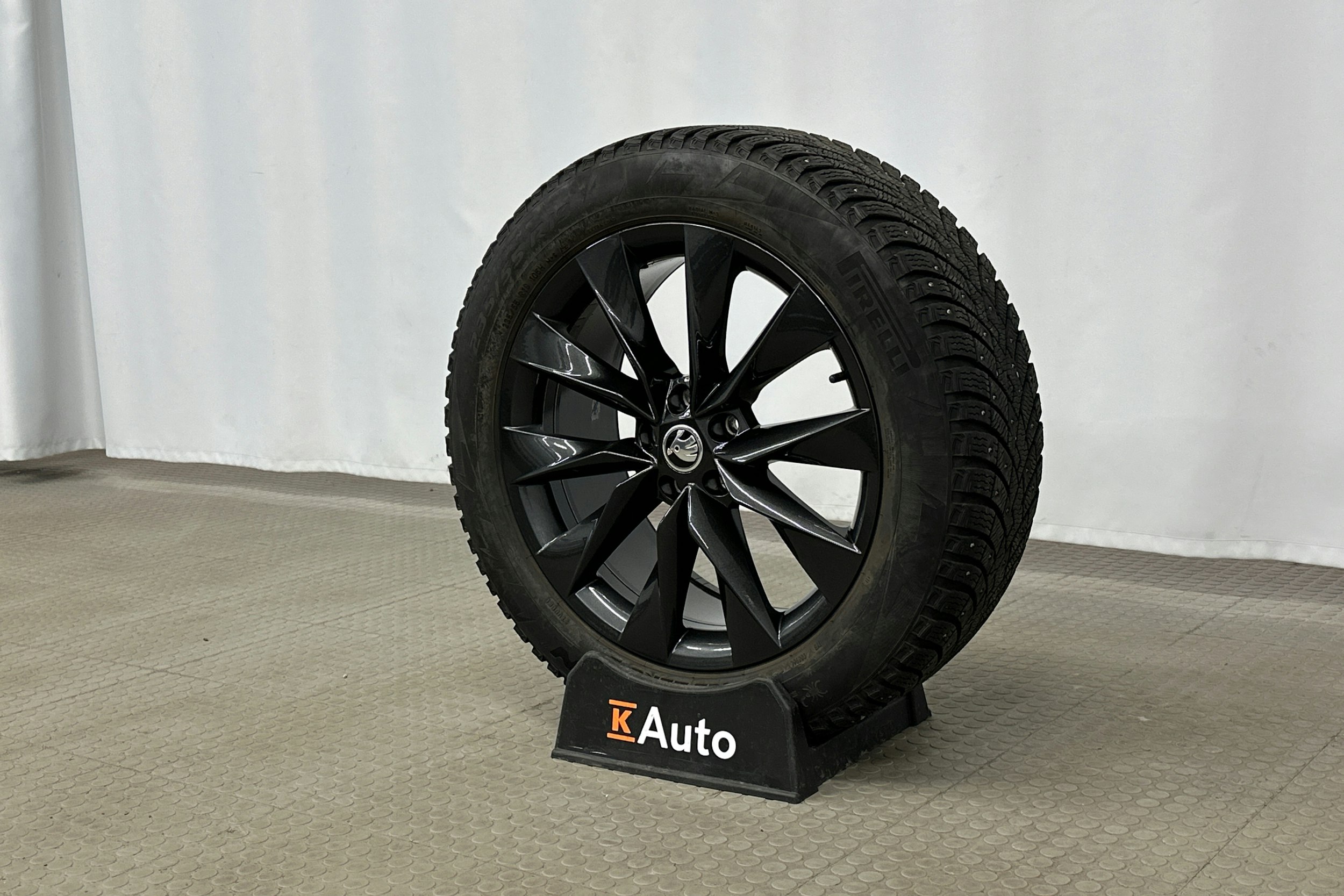 valkoinen Skoda Enyaq 2023 kuva 10.
