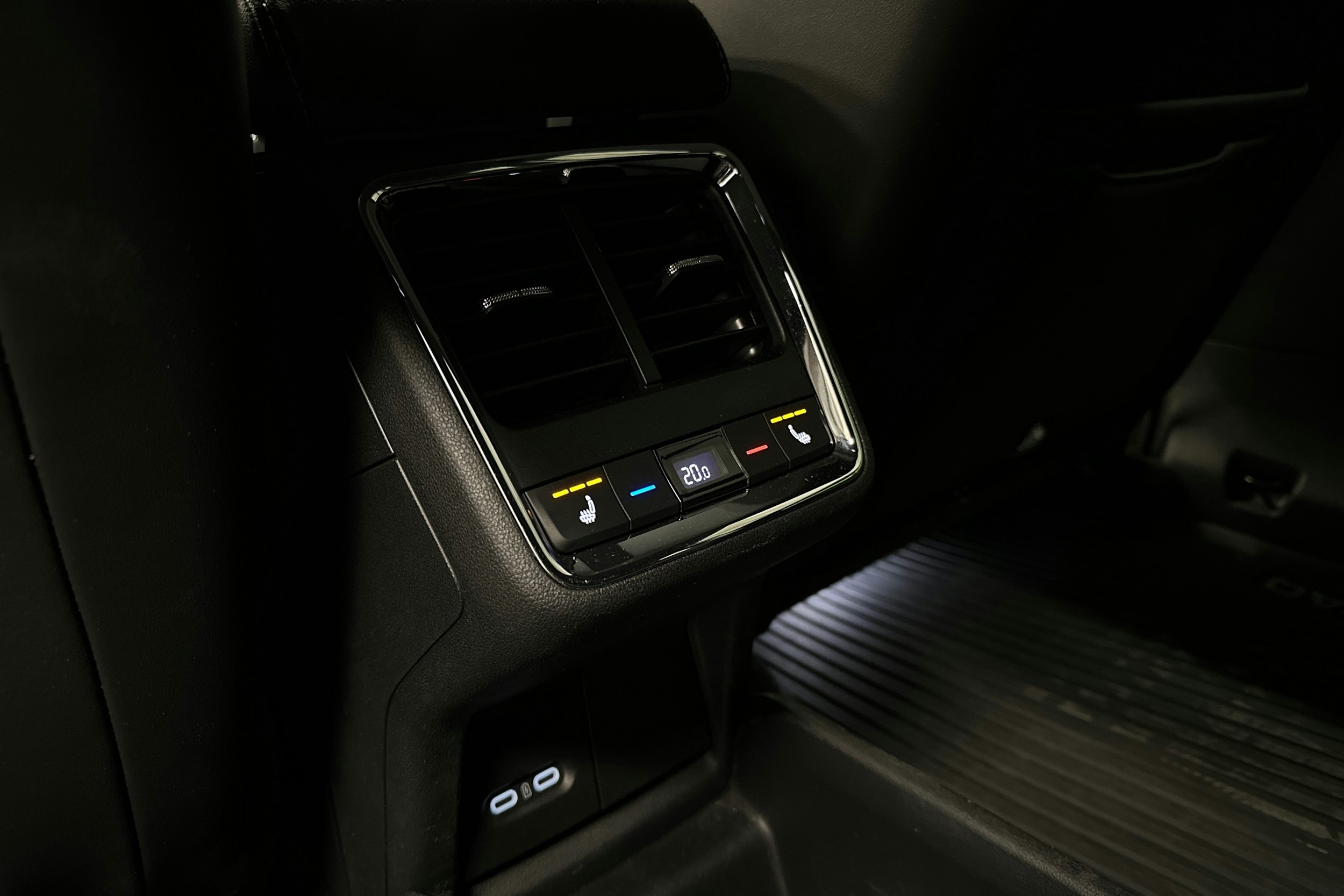 valkoinen Skoda Enyaq 2023 kuva 11.