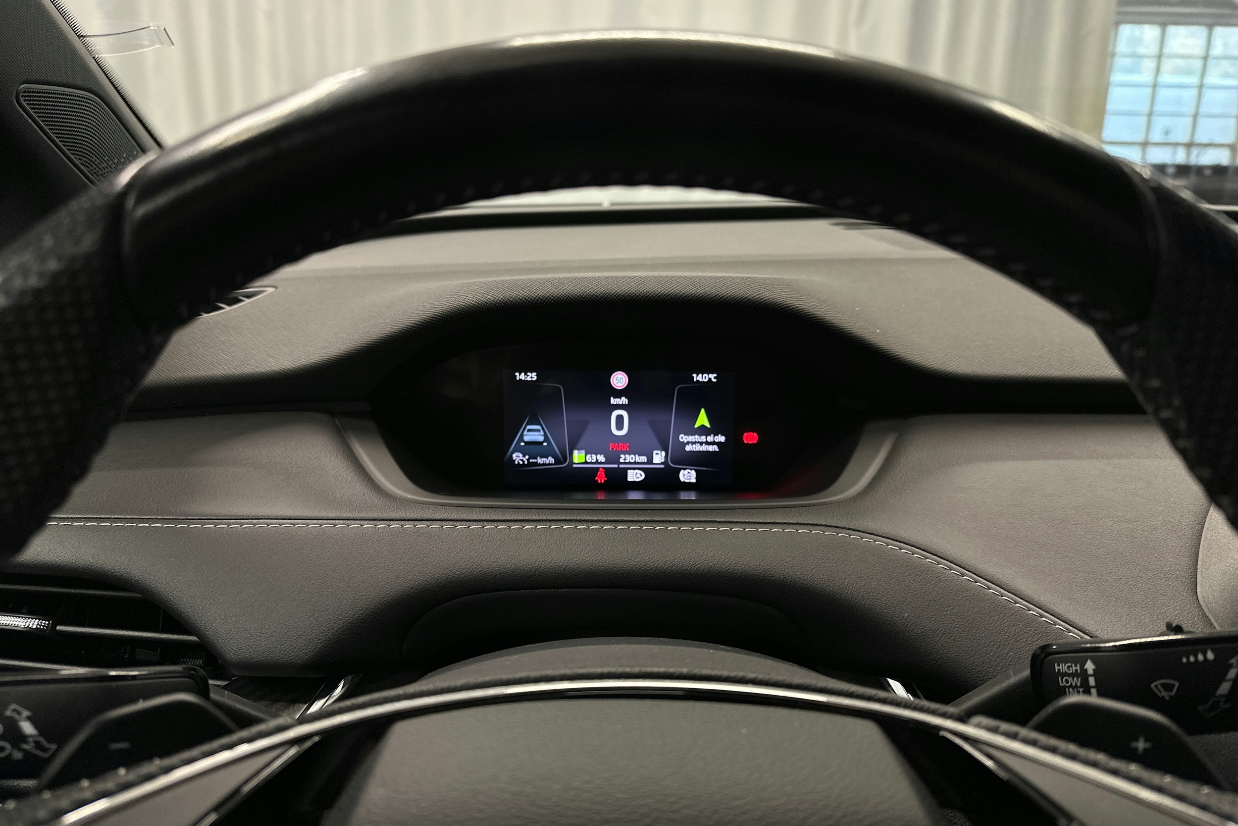 valkoinen Skoda Enyaq 2023 kuva 14.