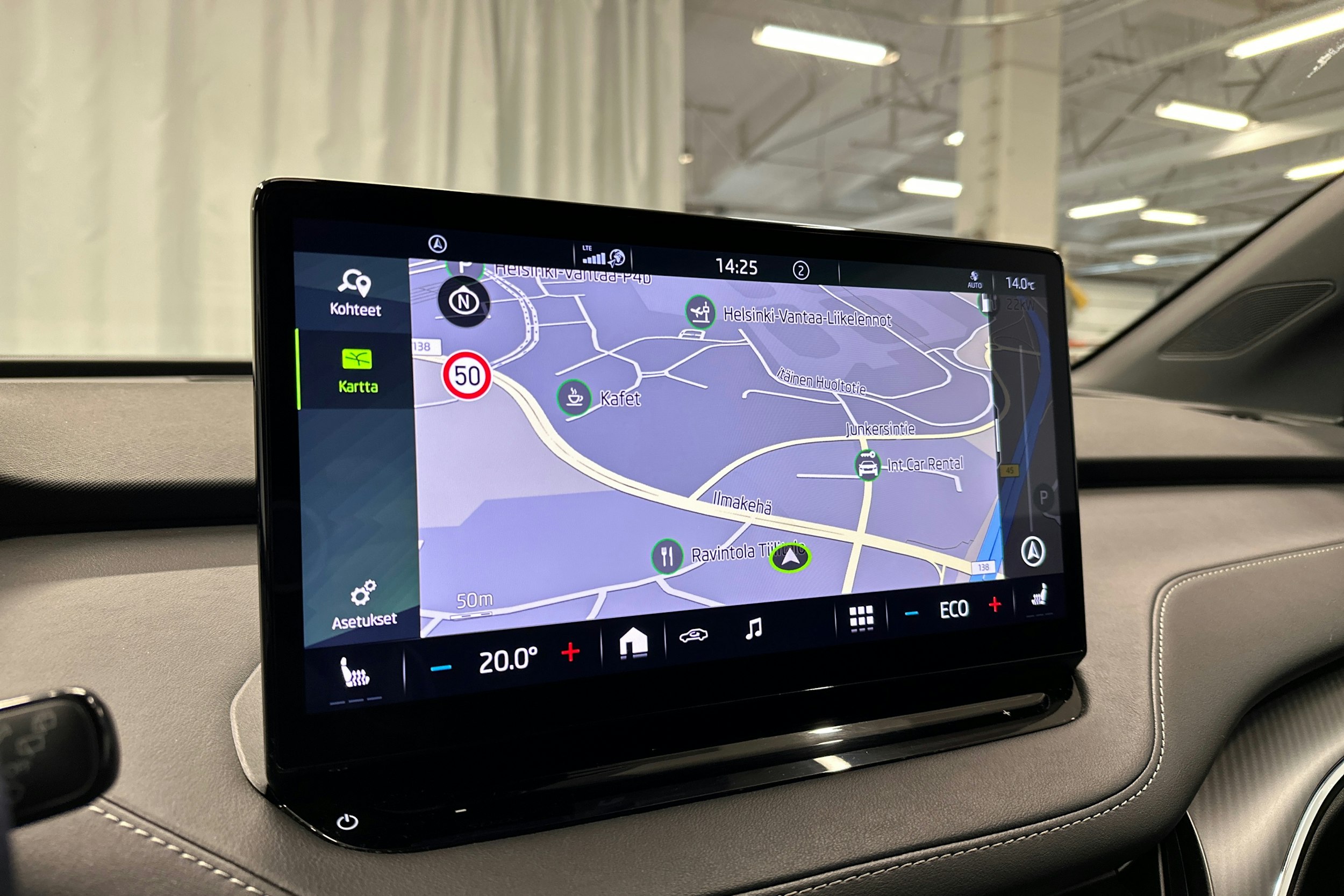 valkoinen Skoda Enyaq 2023 kuva 15.