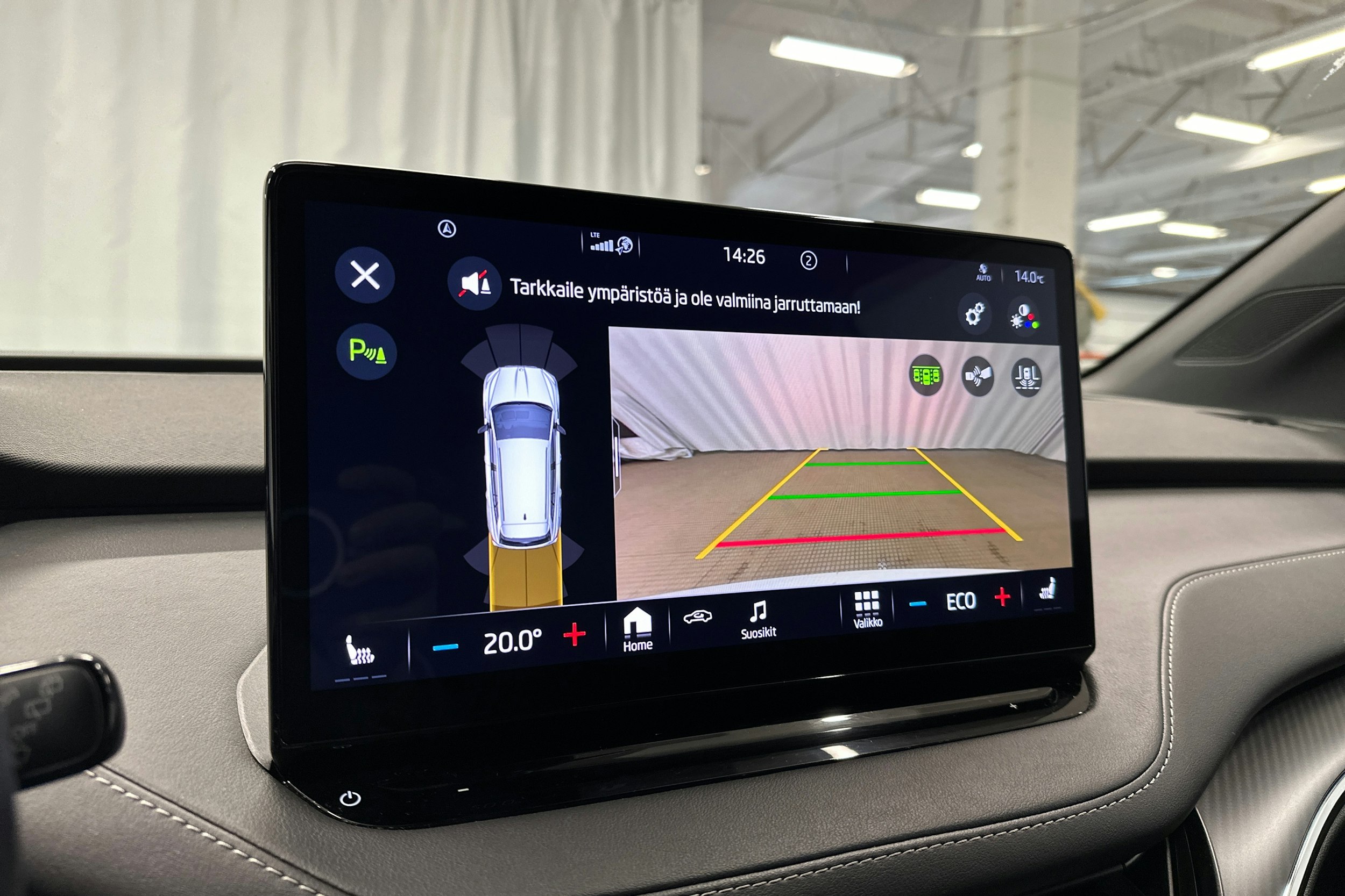 valkoinen Skoda Enyaq 2023 kuva 16.
