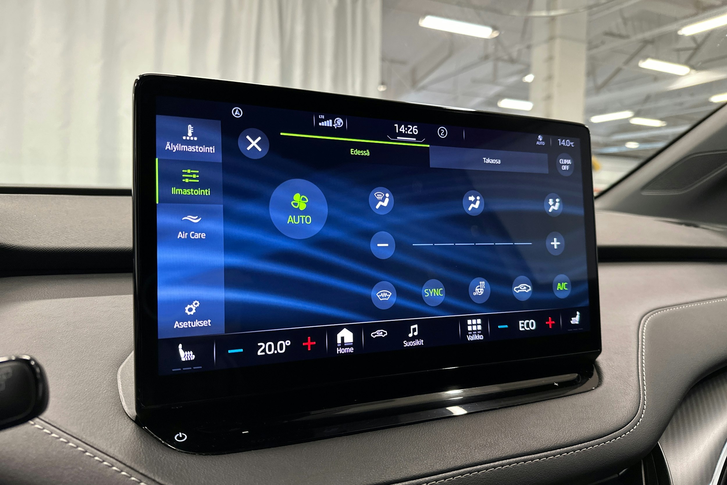 valkoinen Skoda Enyaq 2023 kuva 17.