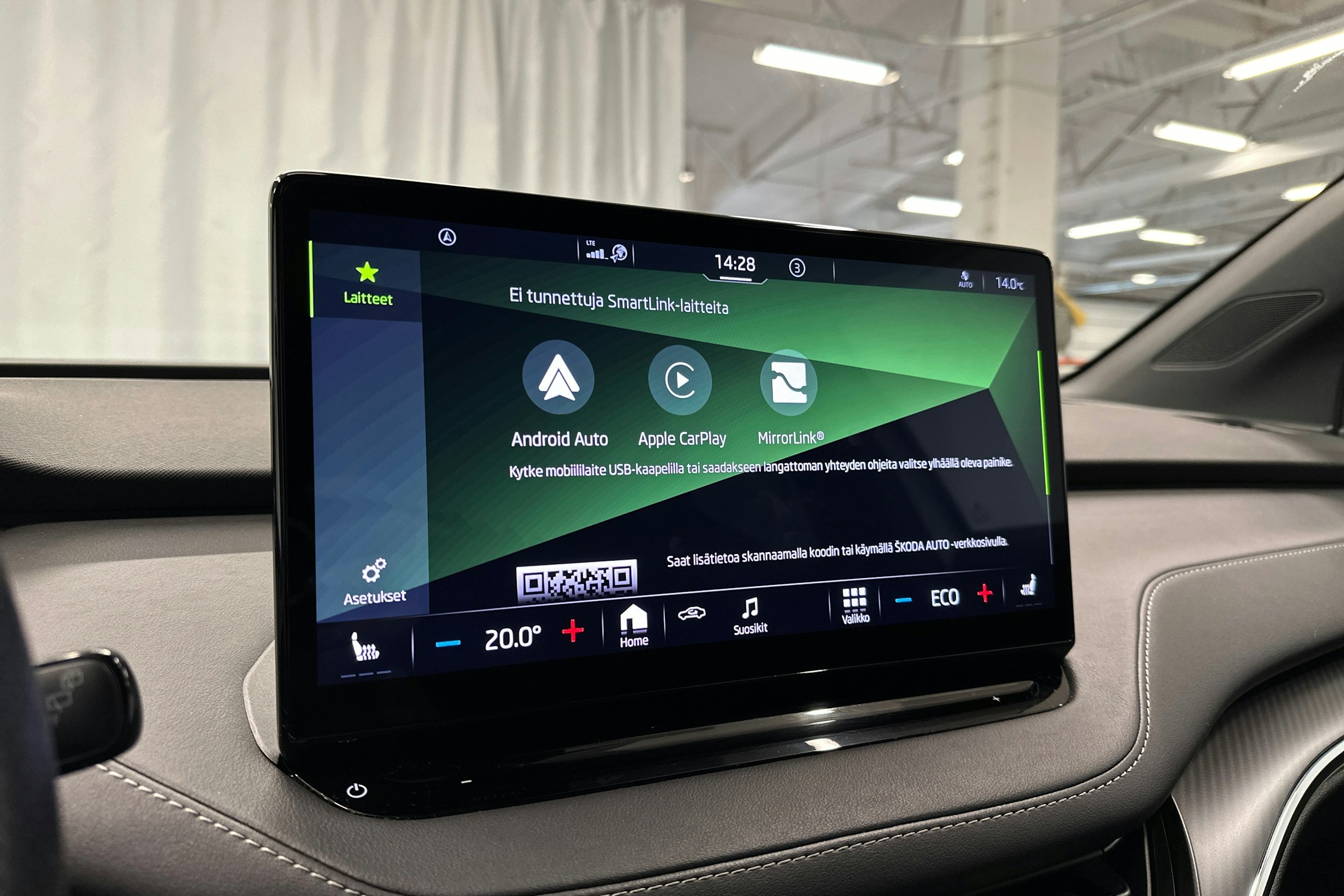 valkoinen Skoda Enyaq 2023 kuva 19.
