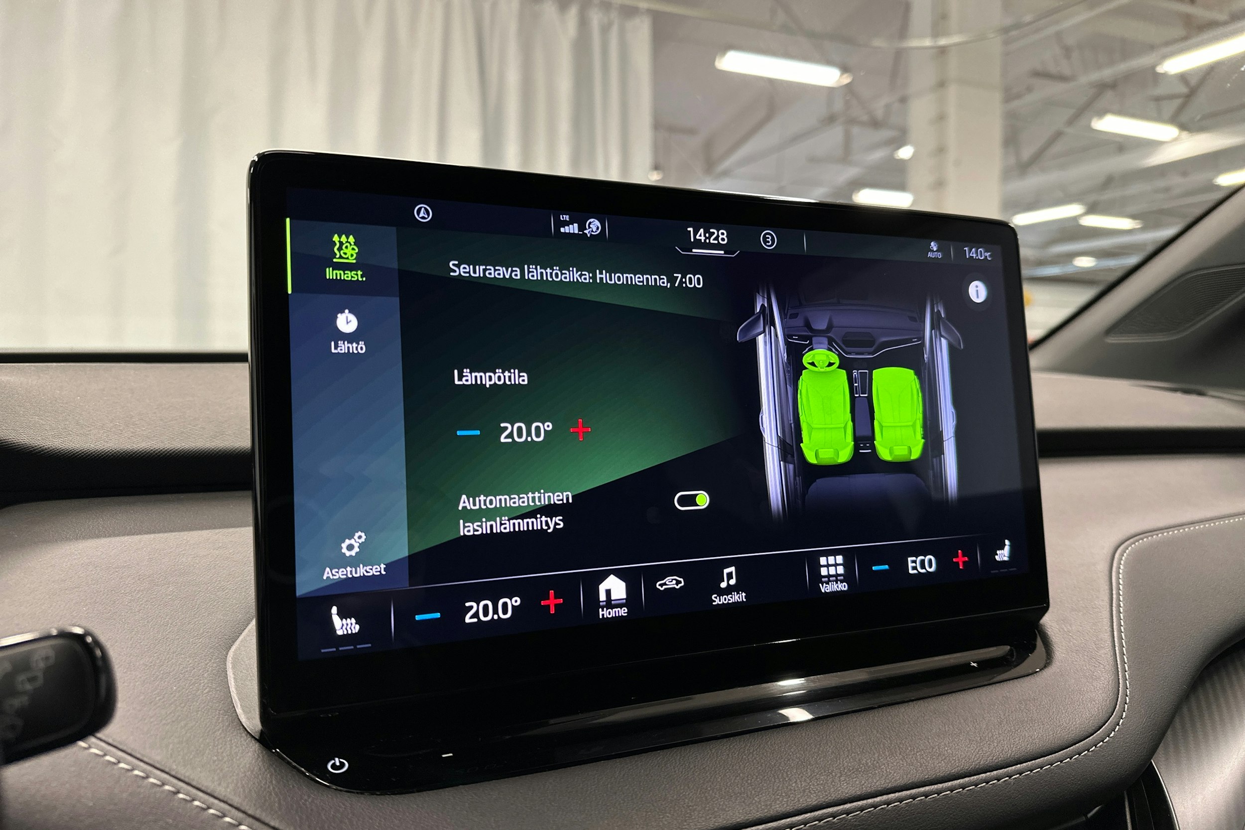 valkoinen Skoda Enyaq 2023 kuva 20.