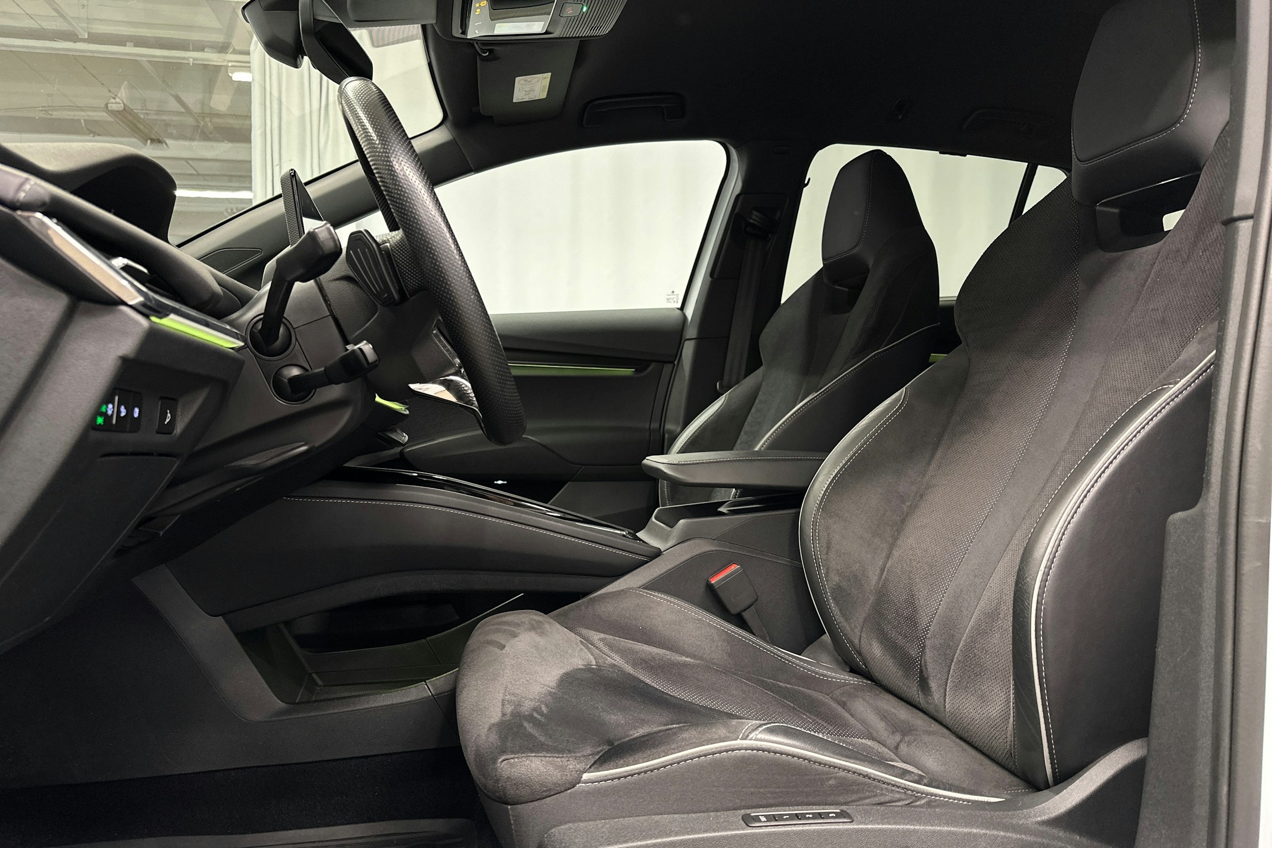 valkoinen Skoda Enyaq 2023 kuva 22.