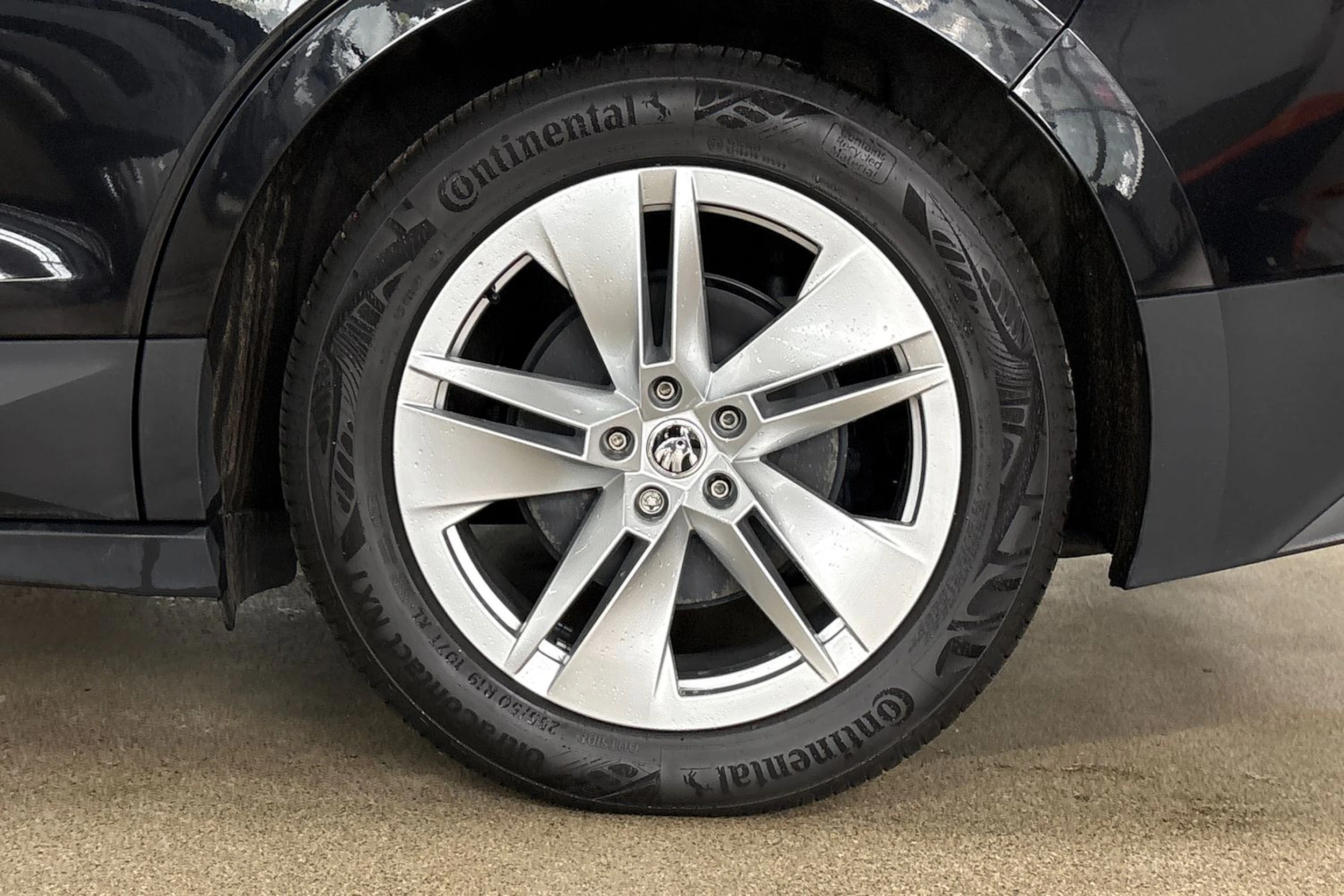 Musta Skoda Enyaq 2023 kuva 10.