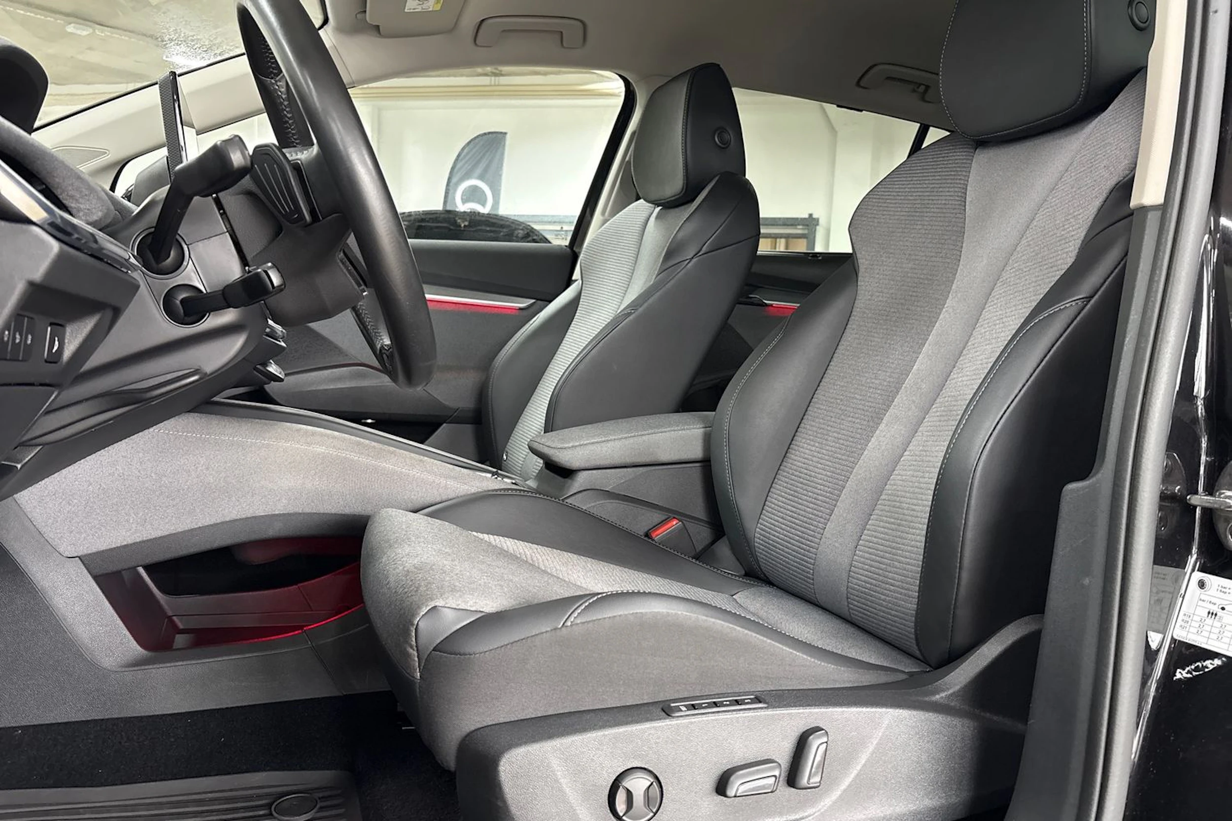 Musta Skoda Enyaq 2023 kuva 11.