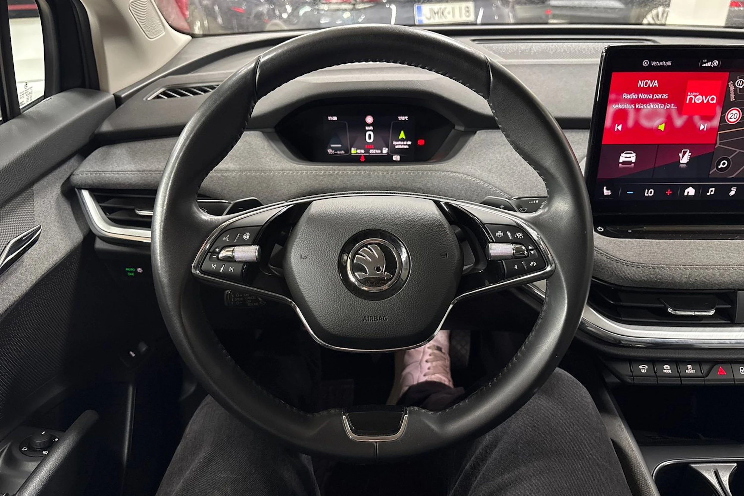 Musta Skoda Enyaq 2023 kuva 12.