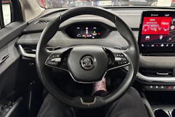 Musta Skoda Enyaq 2023 kuva 12.