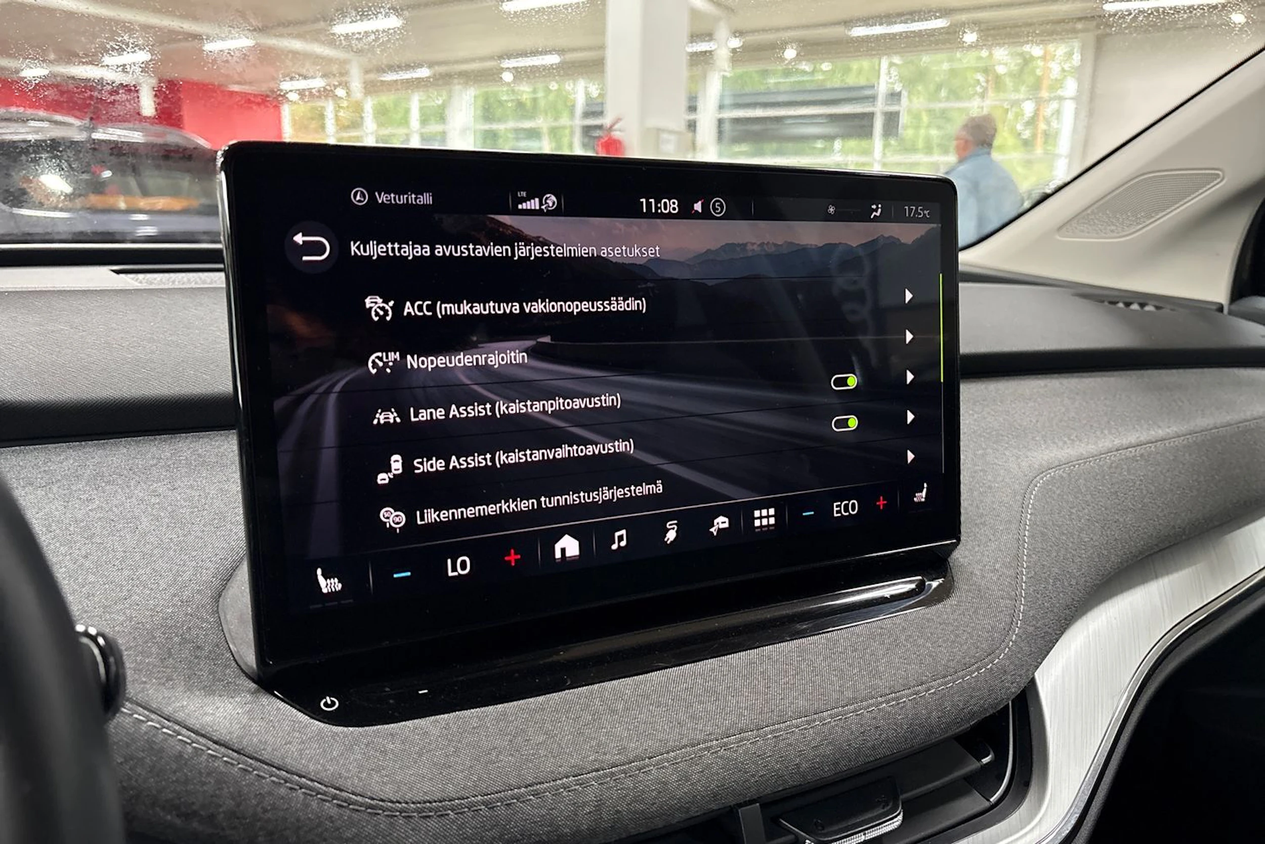 Musta Skoda Enyaq 2023 kuva 15.