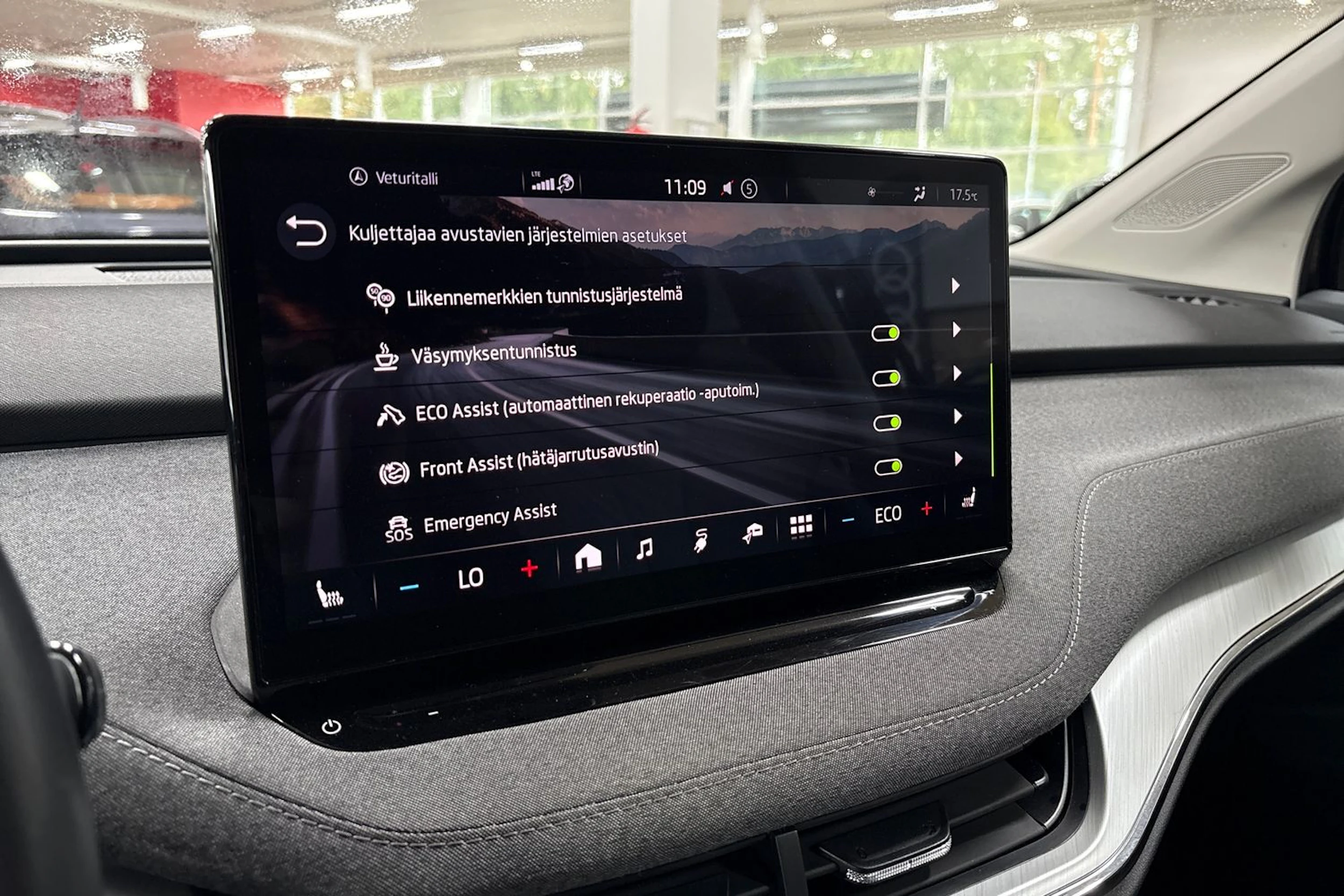 Musta Skoda Enyaq 2023 kuva 16.