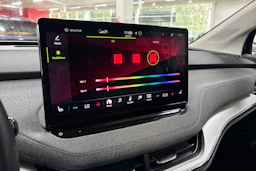 Musta Skoda Enyaq 2023 kuva 17.