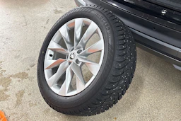 Musta Skoda Enyaq 2023 kuva 27.