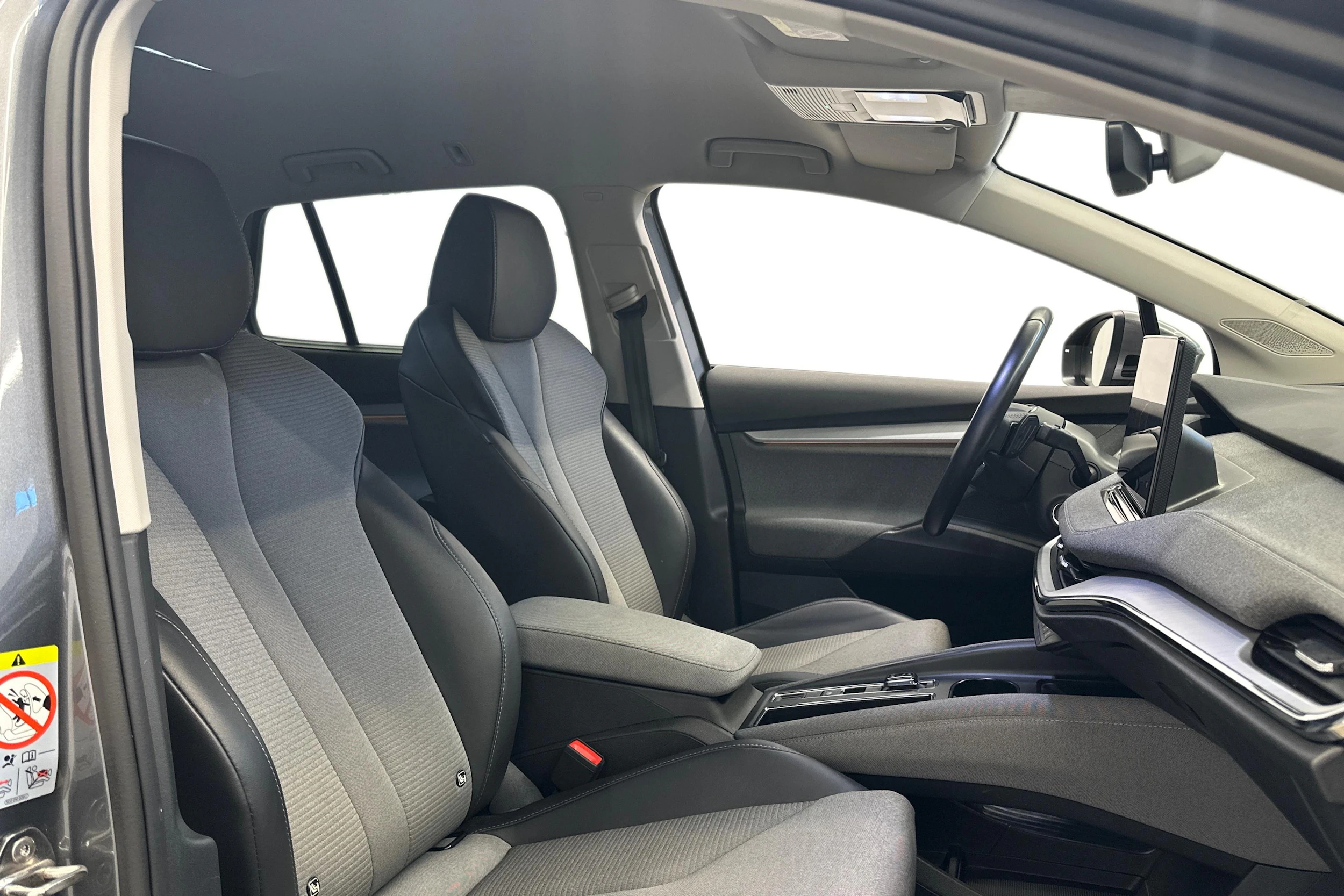 harmaa Skoda Enyaq 2023 kuva 7.