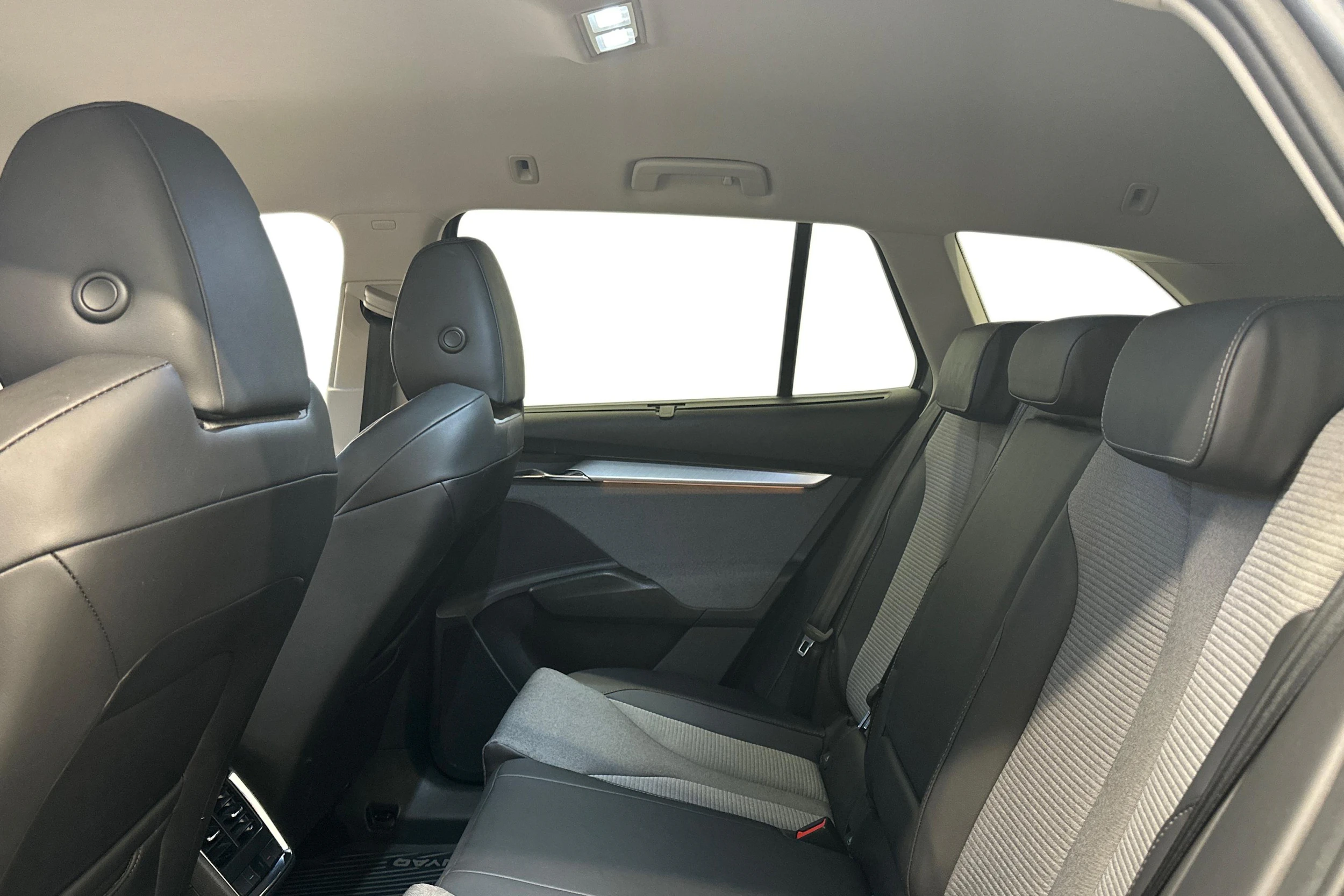 harmaa Skoda Enyaq 2023 kuva 8.
