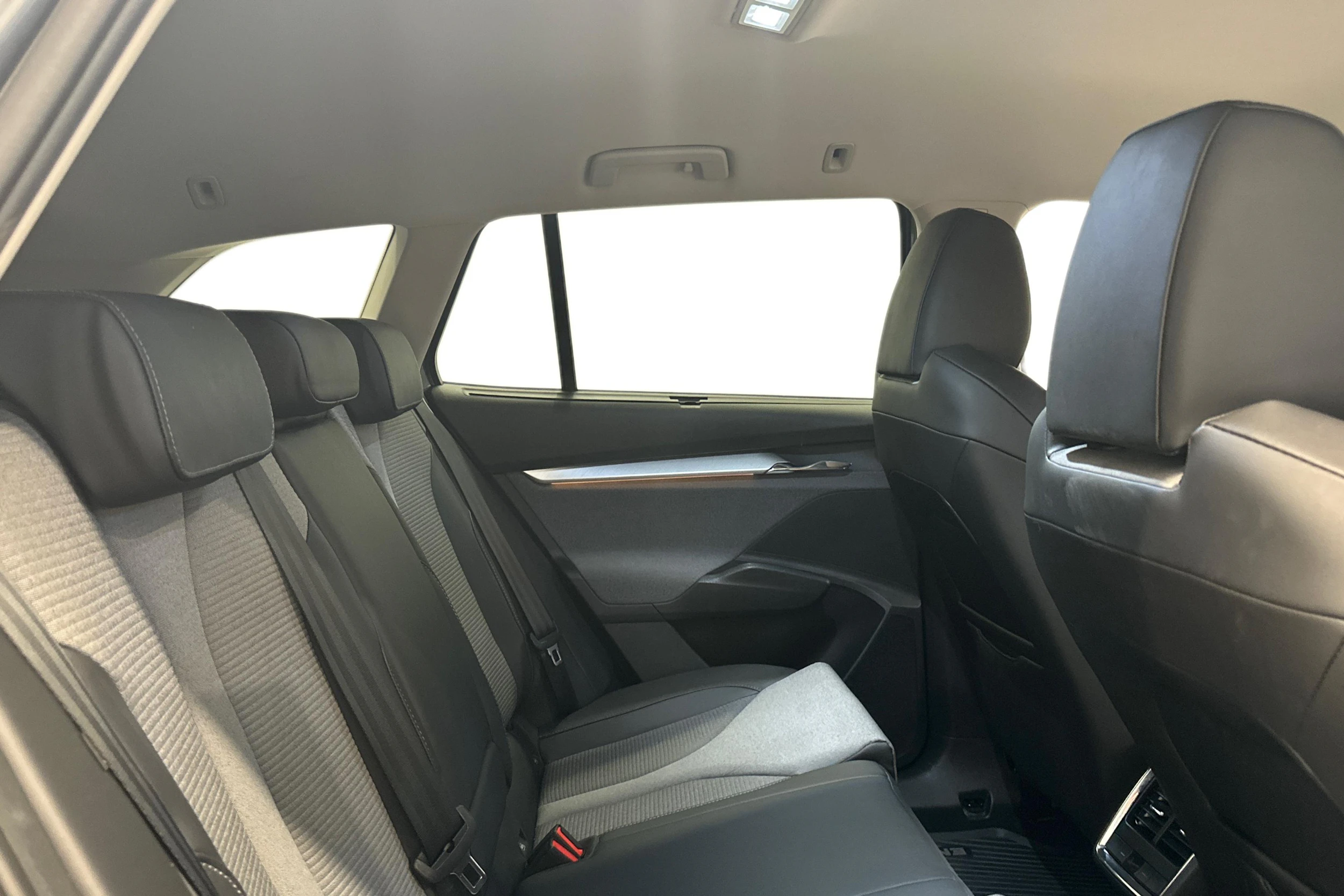 harmaa Skoda Enyaq 2023 kuva 9.