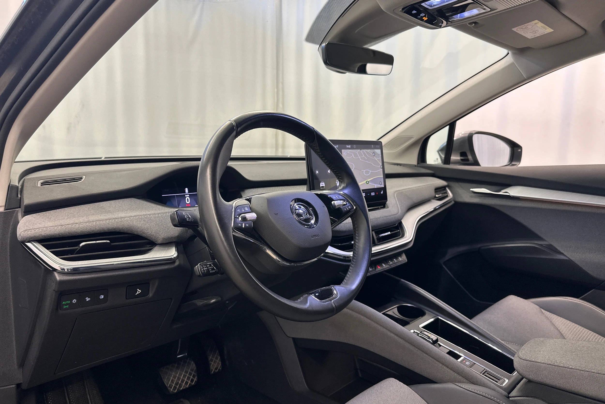 harmaa Skoda Enyaq 2023 kuva 10.
