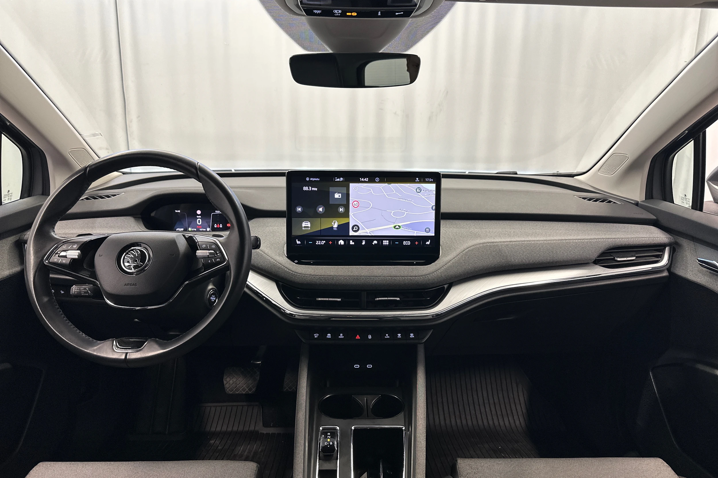 harmaa Skoda Enyaq 2023 kuva 11.