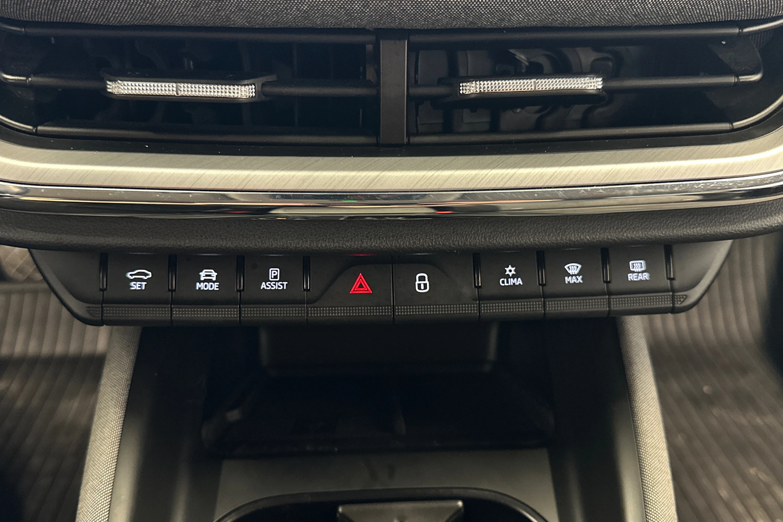 harmaa Skoda Enyaq 2023 kuva 17.