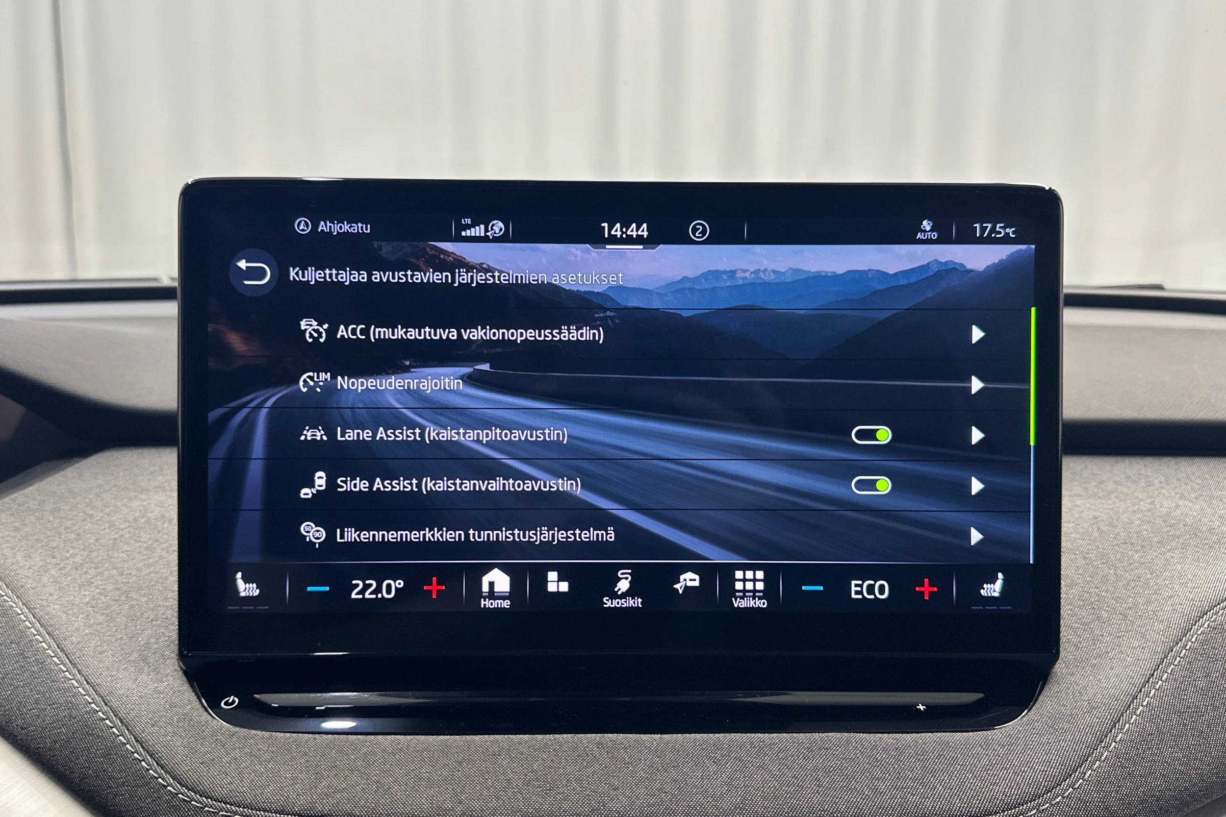 harmaa Skoda Enyaq 2023 kuva 21.