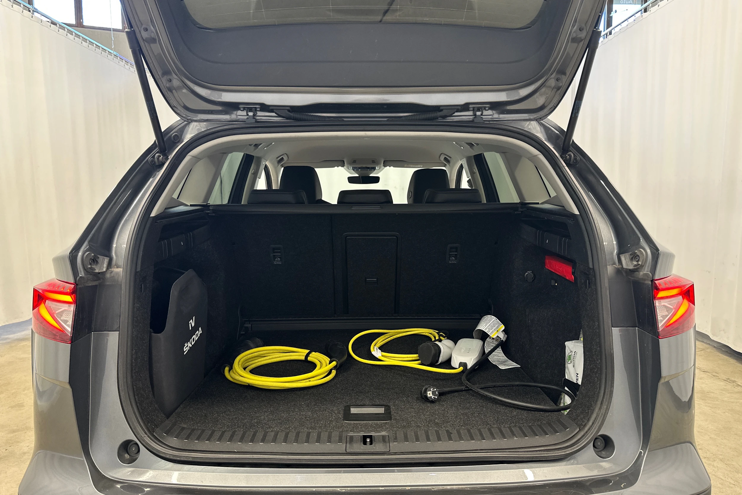harmaa Skoda Enyaq 2023 kuva 28.