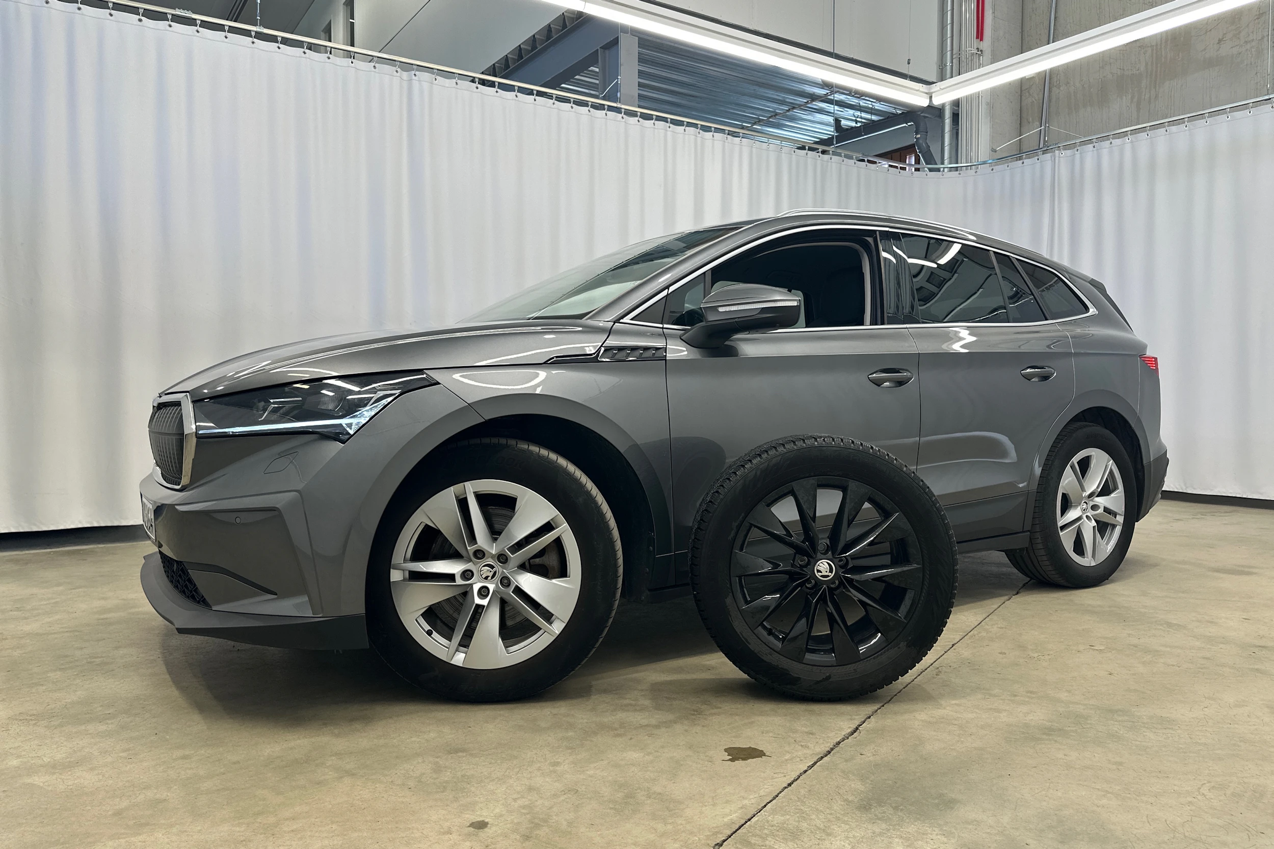 harmaa Skoda Enyaq 2023 kuva 32.