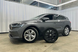 harmaa Skoda Enyaq 2023 kuva 32.