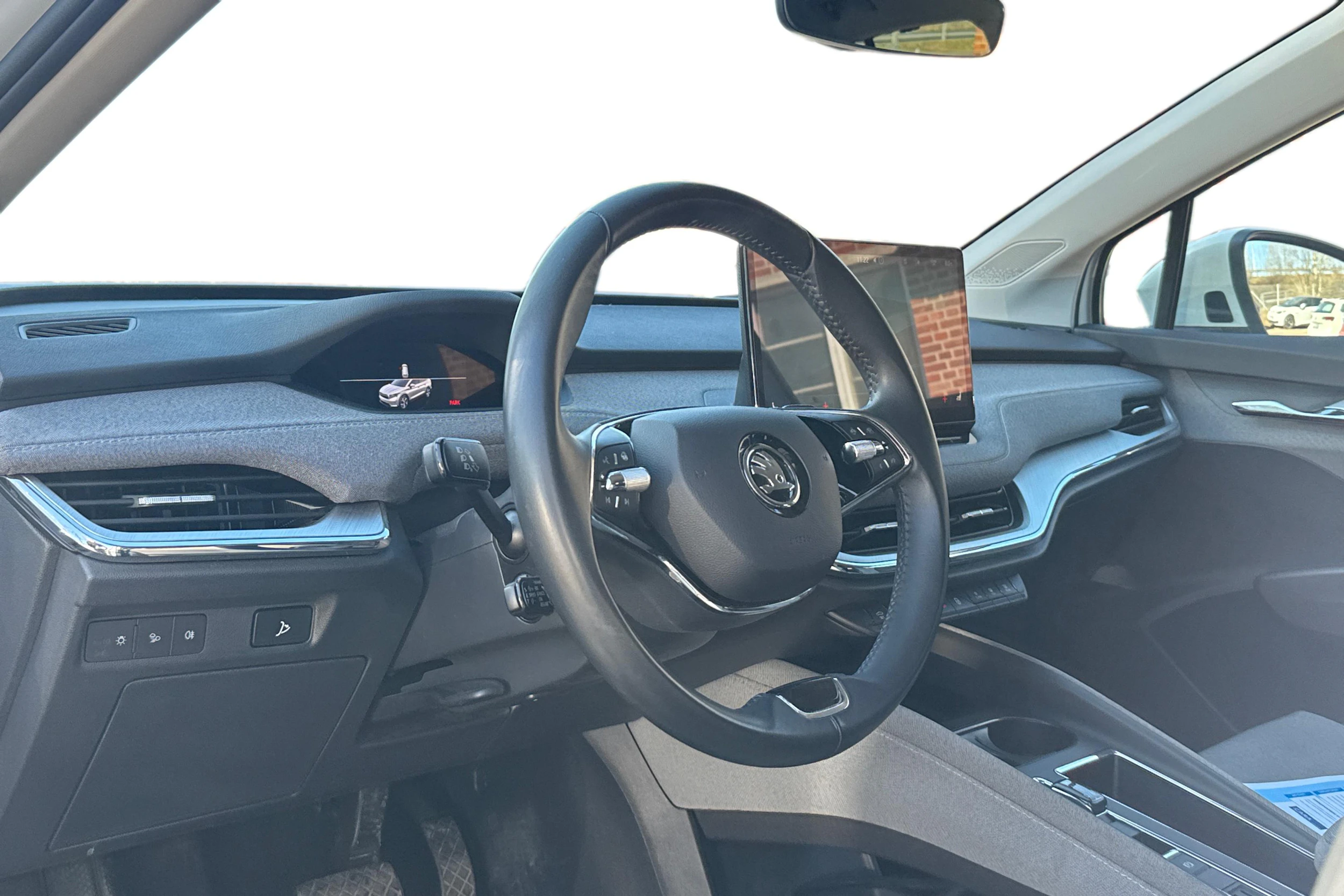 valkoinen Skoda Enyaq 2023 kuva 3.