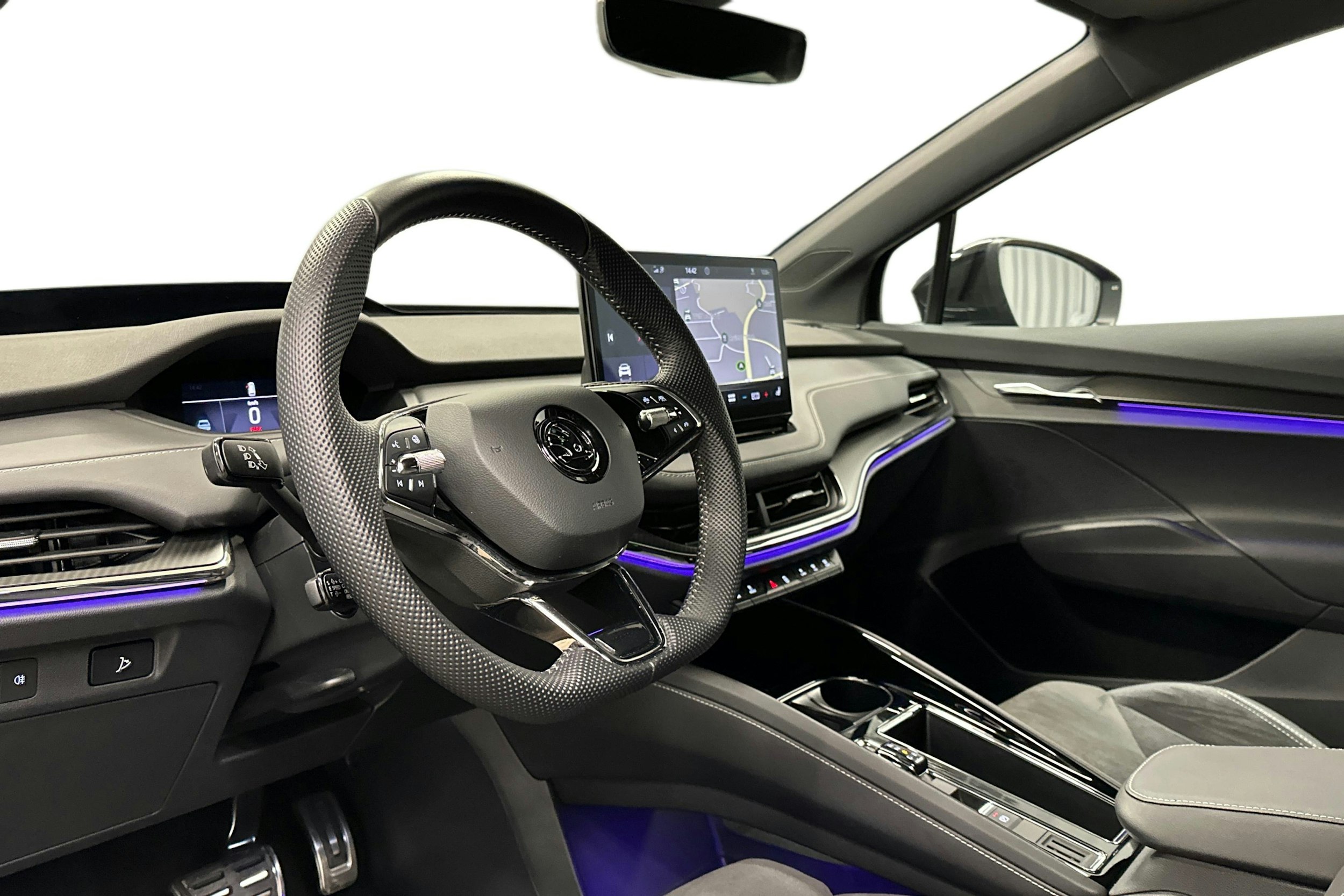 musta Skoda Enyaq 2023 kuva 7.