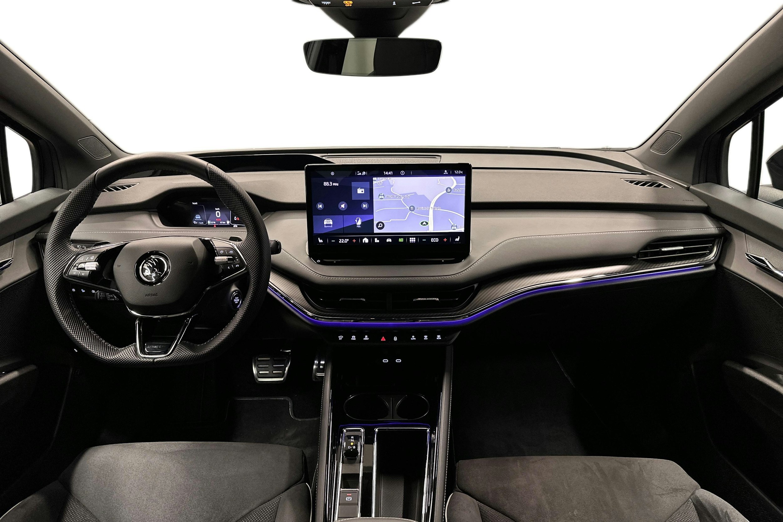 musta Skoda Enyaq 2023 kuva 9.