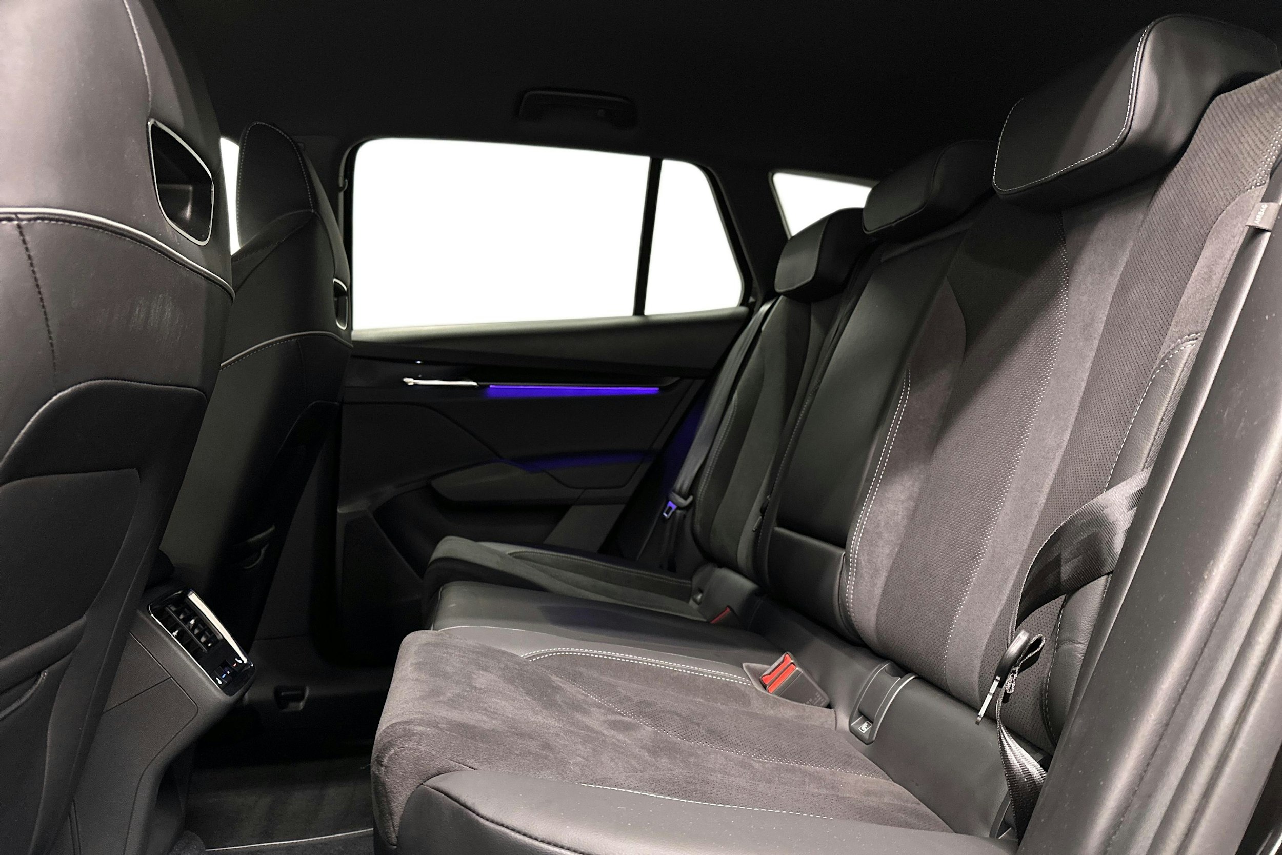 musta Skoda Enyaq 2023 kuva 10.