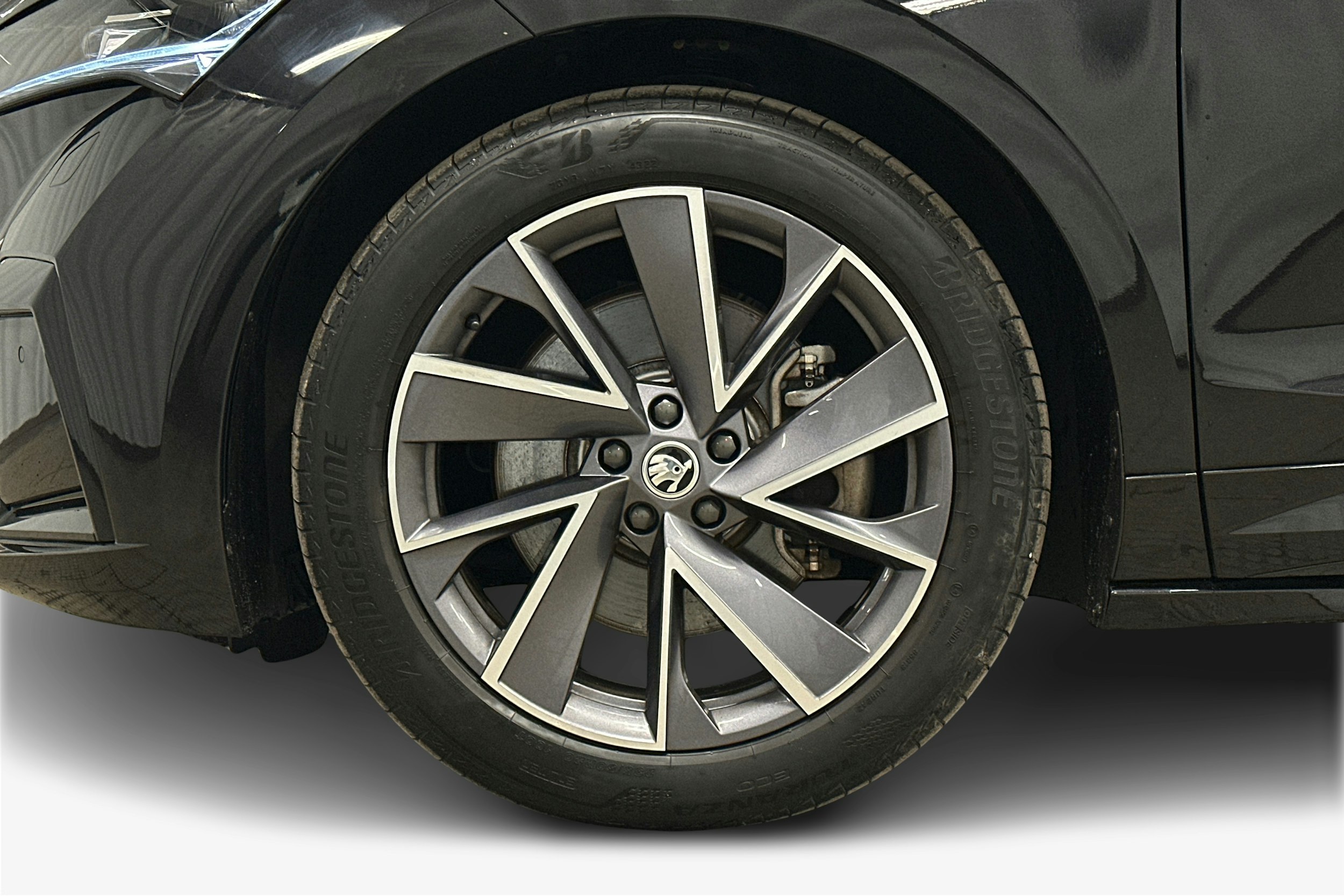 musta Skoda Enyaq 2023 kuva 11.