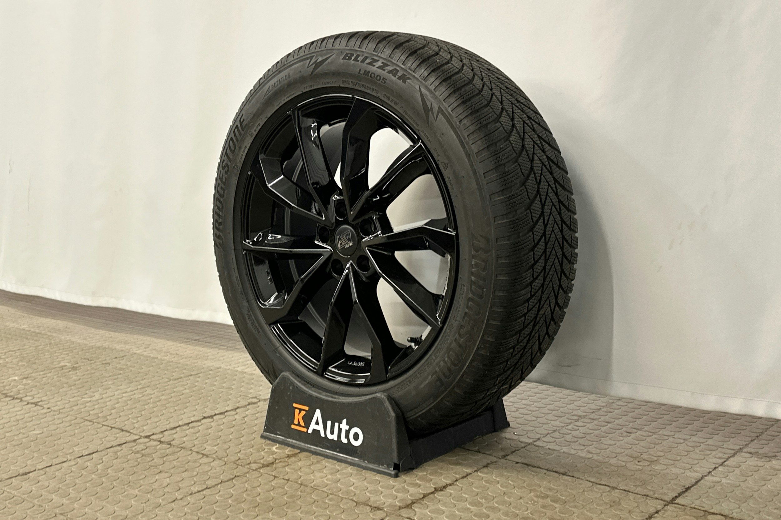 musta Skoda Enyaq 2023 kuva 13.