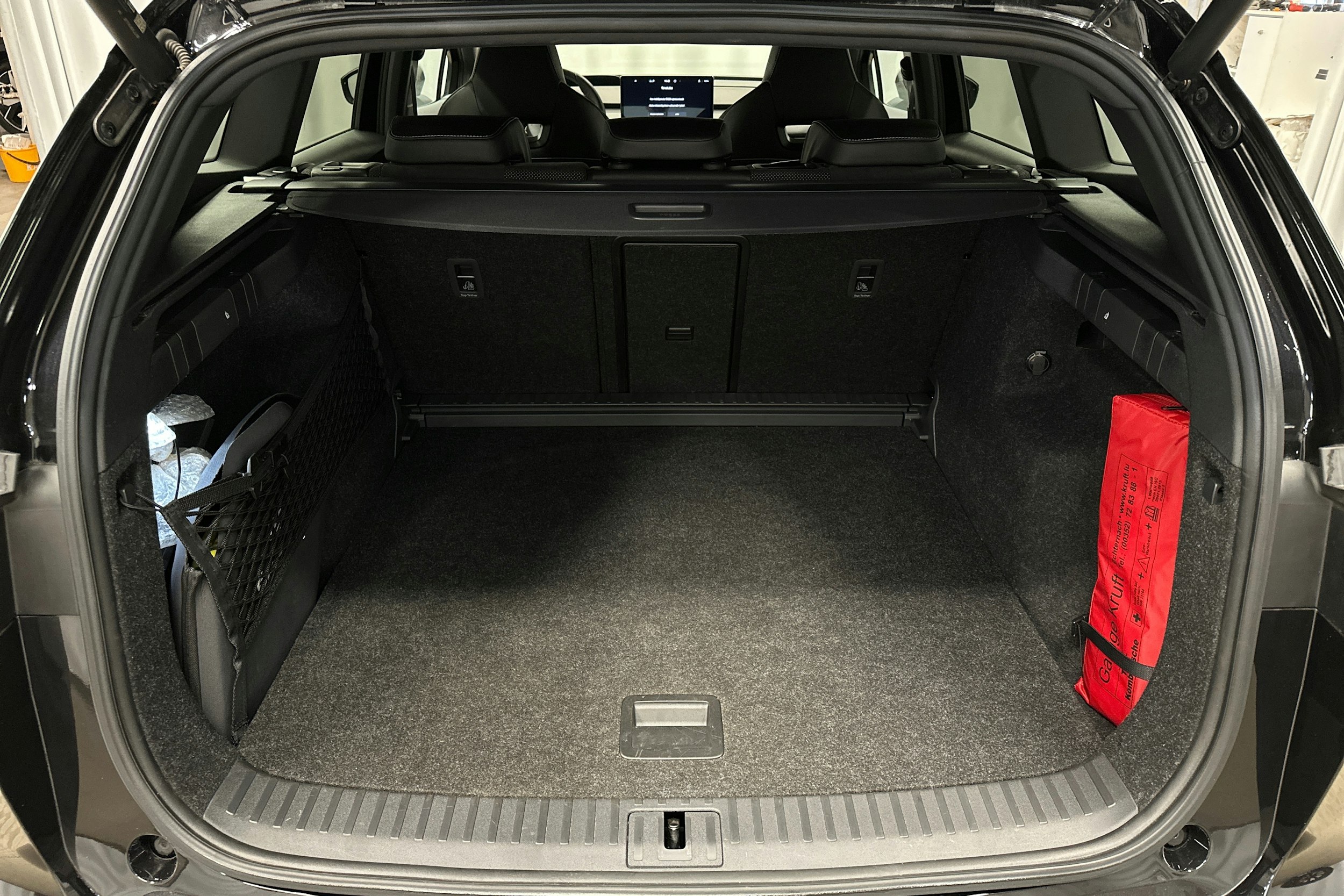 musta Skoda Enyaq 2023 kuva 14.