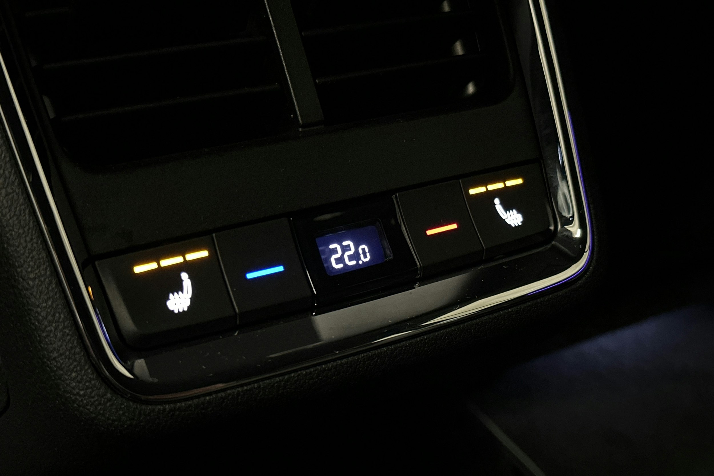 musta Skoda Enyaq 2023 kuva 16.