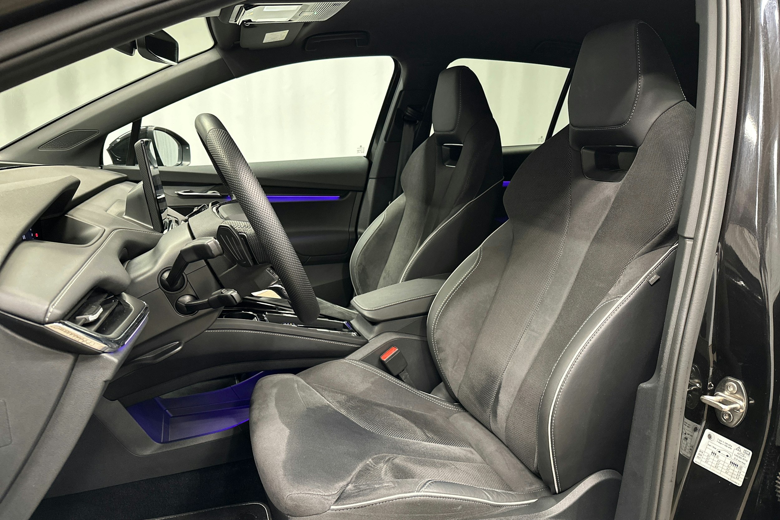 musta Skoda Enyaq 2023 kuva 17.