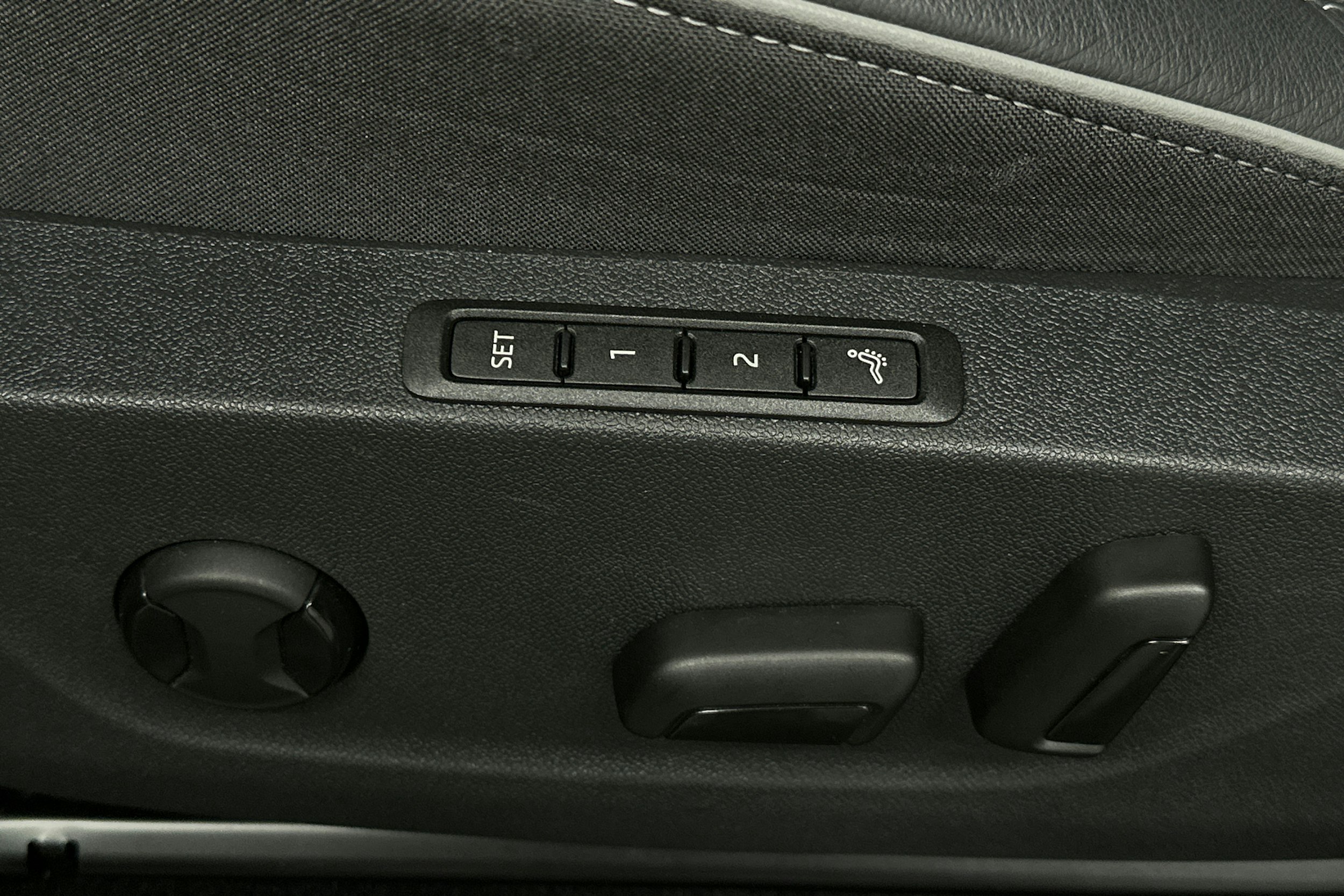 musta Skoda Enyaq 2023 kuva 18.