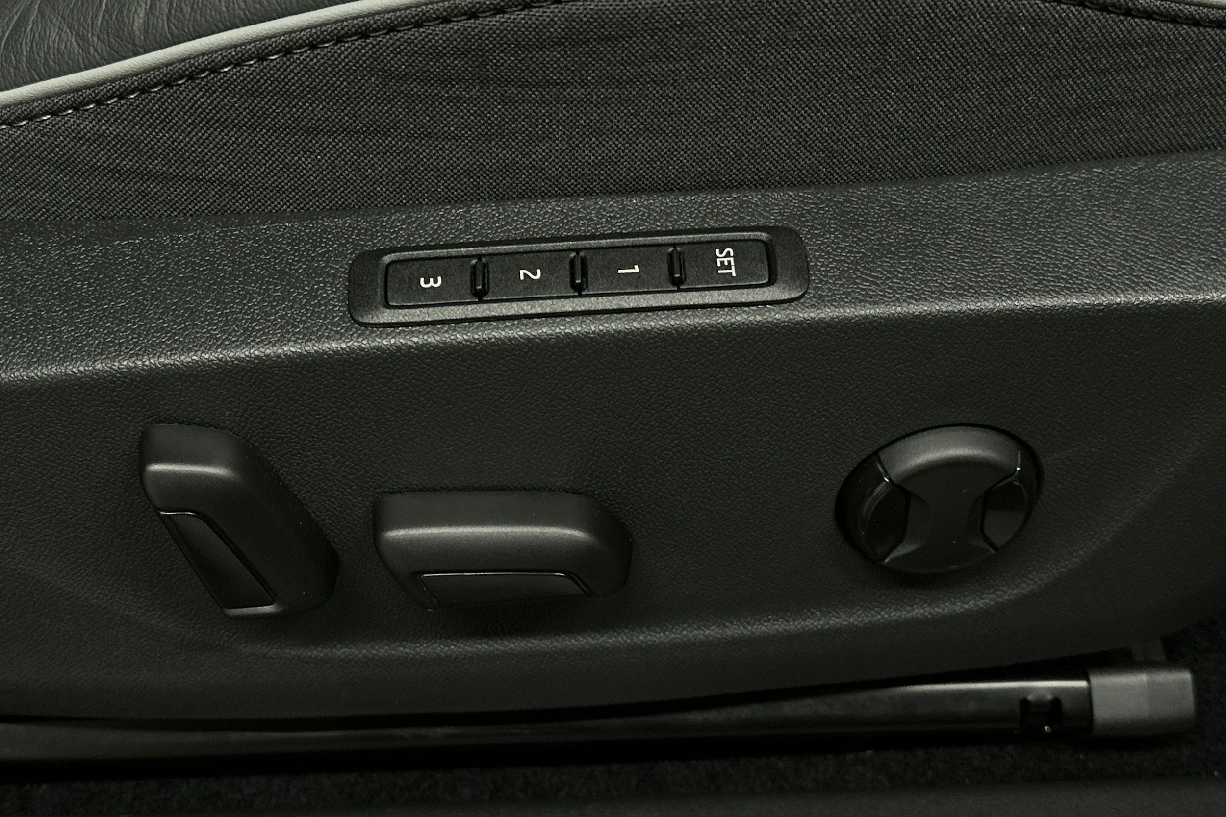 musta Skoda Enyaq 2023 kuva 19.