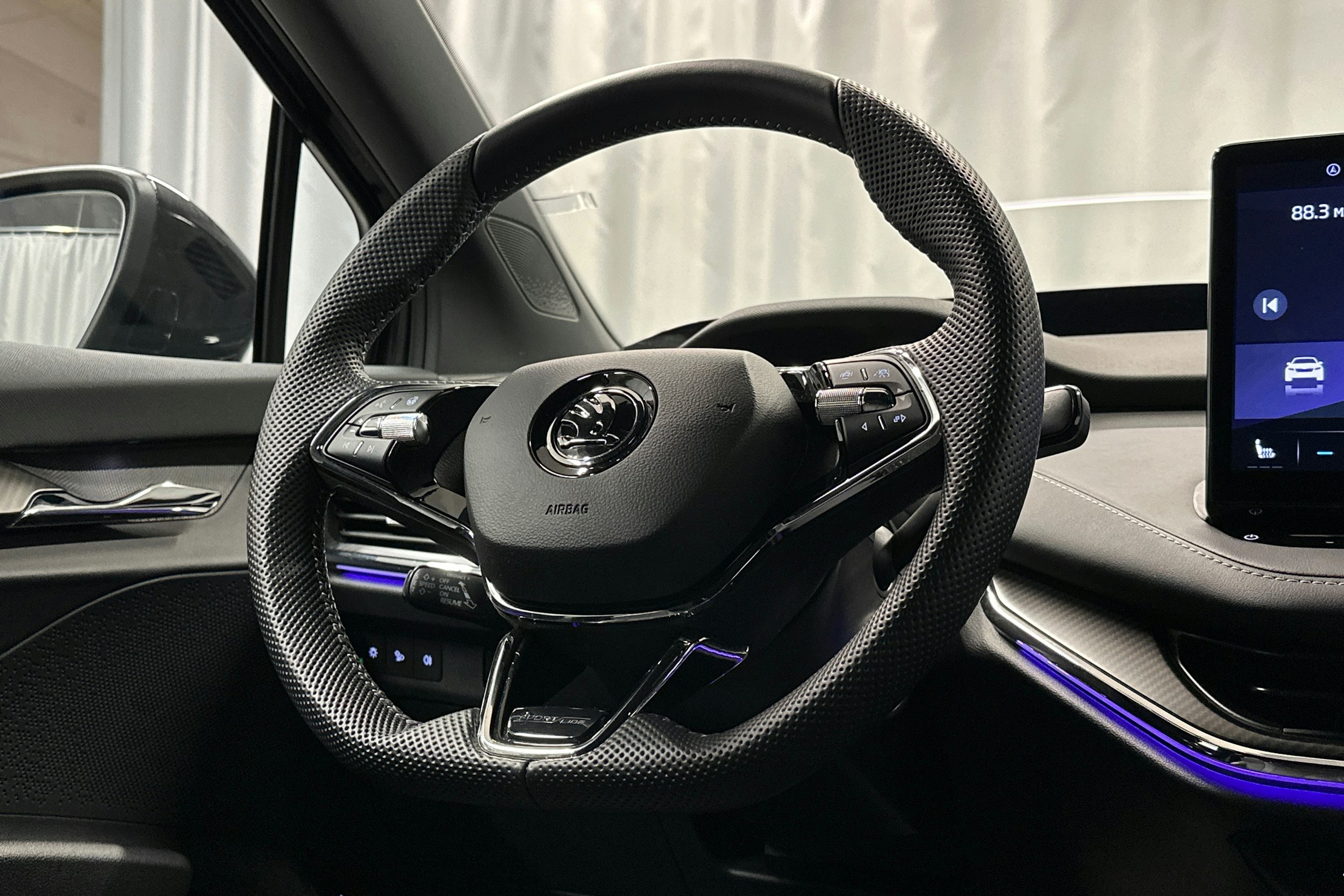 musta Skoda Enyaq 2023 kuva 20.