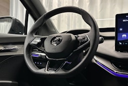 musta Skoda Enyaq 2023 kuva 20.