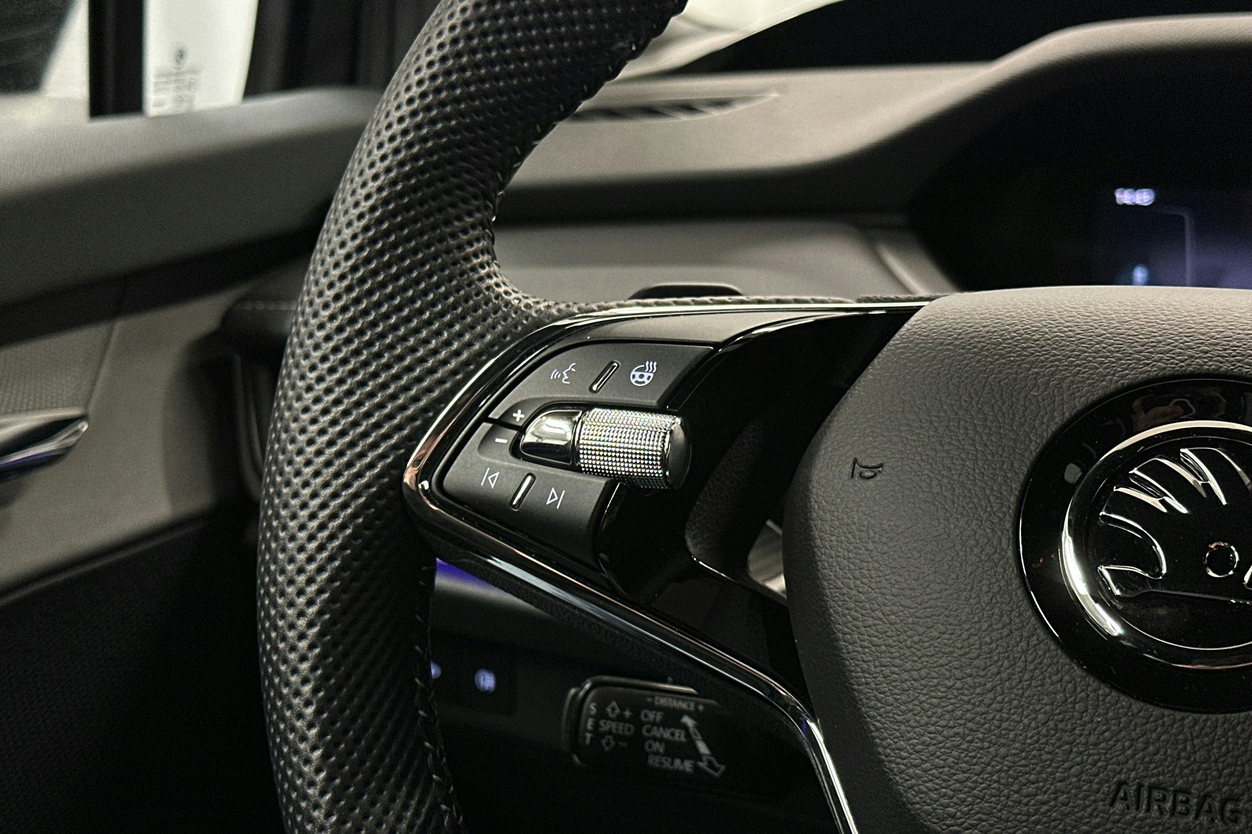 musta Skoda Enyaq 2023 kuva 21.