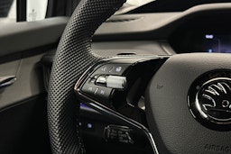 musta Skoda Enyaq 2023 kuva 21.