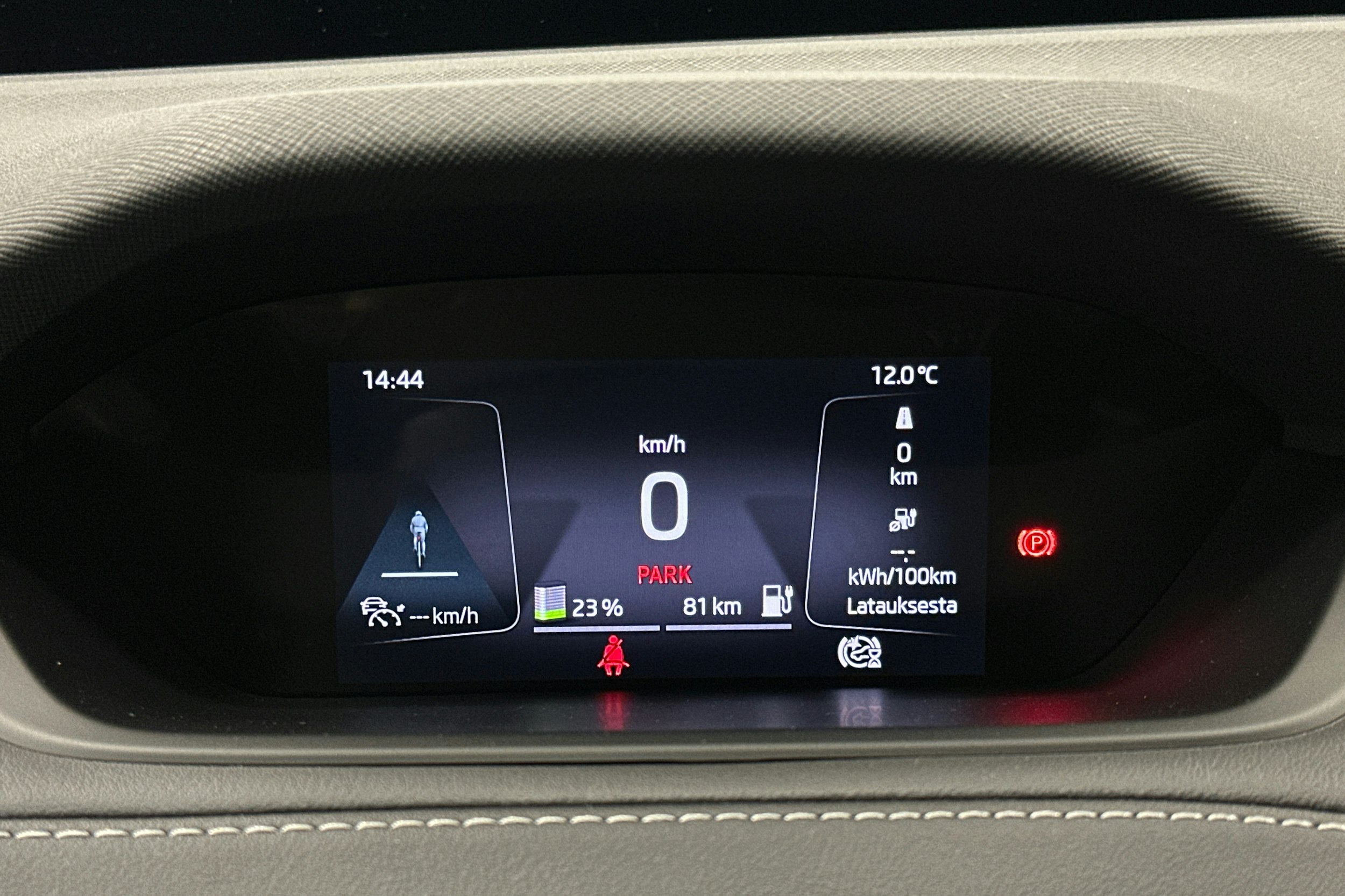 musta Skoda Enyaq 2023 kuva 24.