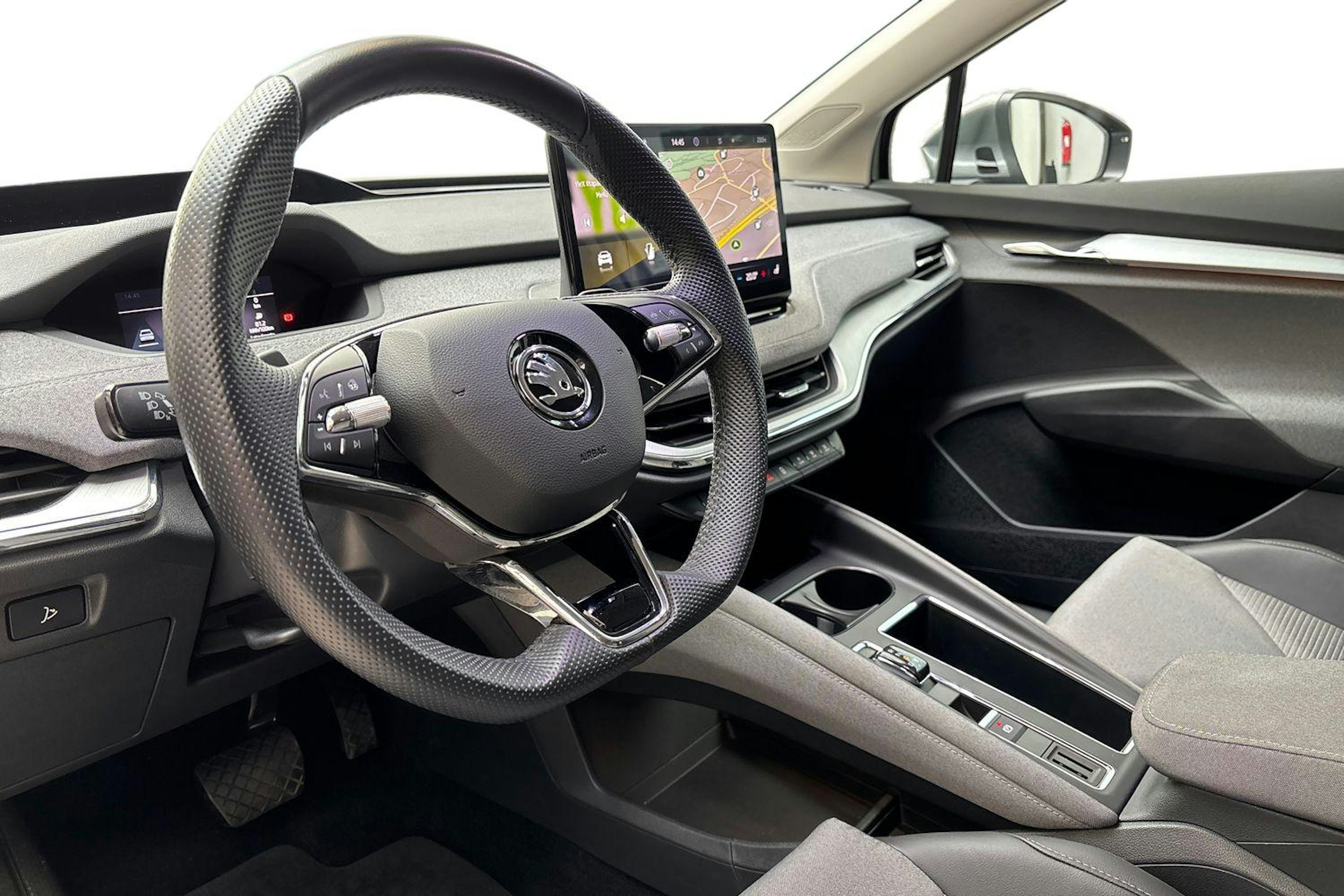 harmaa Skoda Enyaq 2023 kuva 7.