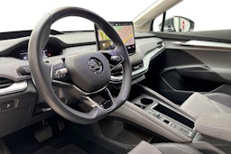 harmaa Skoda Enyaq 2023 kuva 7.